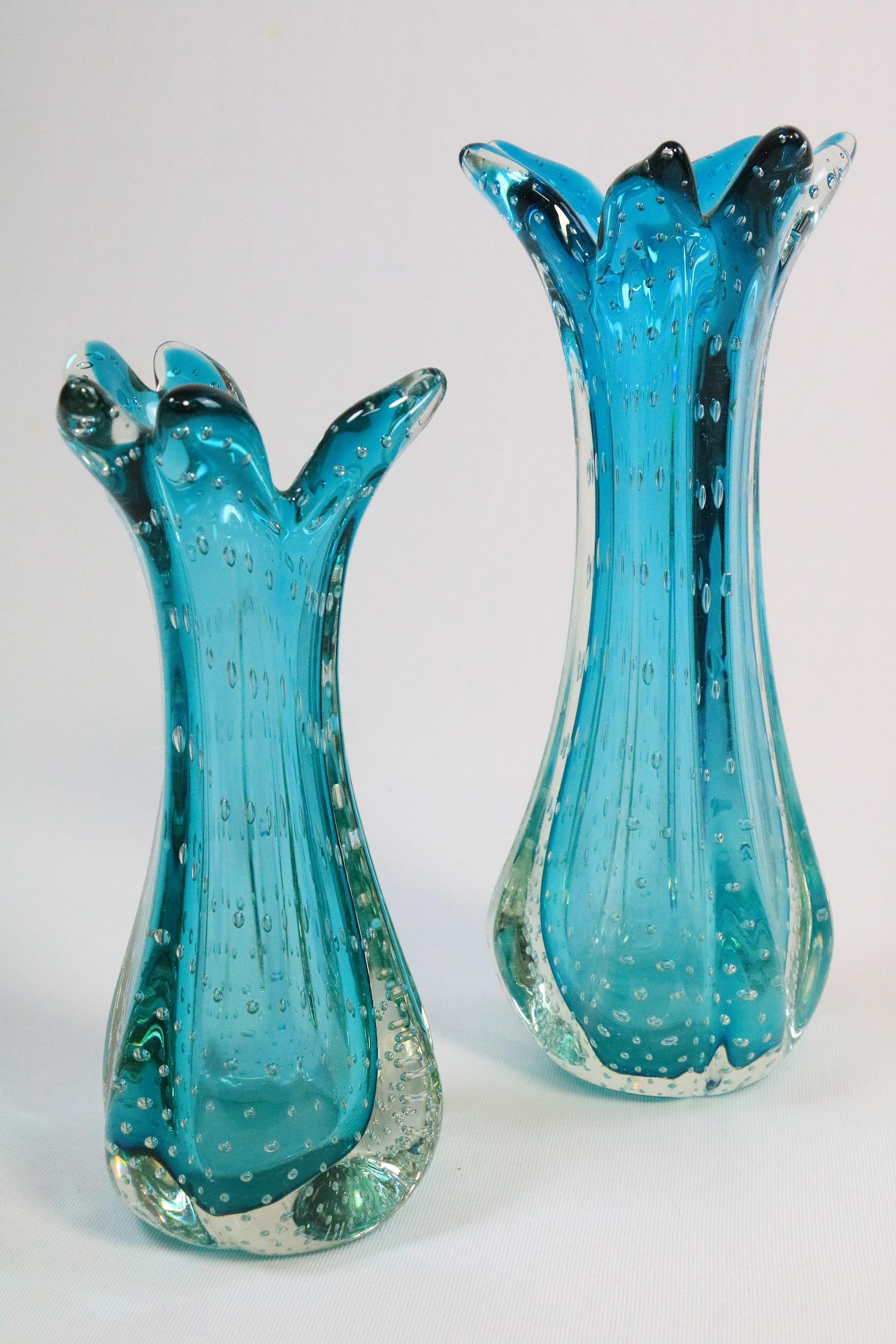 Dos hermosos jarrones de cristal de Murano muy bien conservados. 
Original de los años 70.
Con la técnica decorativa bullicante (pequeñas burbujas de aire atrapadas).

Jarrón Zipfel.

En otra oferta hay un jarrón similar en rojo púrpura con un