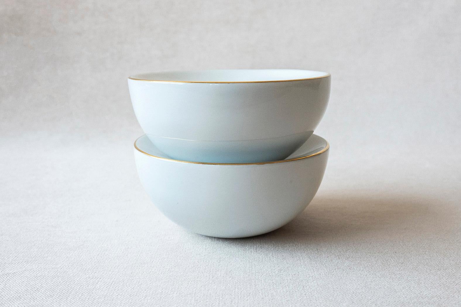 • Set of 2 medium porcelain side dishes
• 11,5 cm ø x 5,5 cm
• perfect for a sexy amuse-bouche, a pre-dessert or side dish
• also works for the essential butter on the table
• white glazed with a very luxurious 24k hand painted golden rim
•