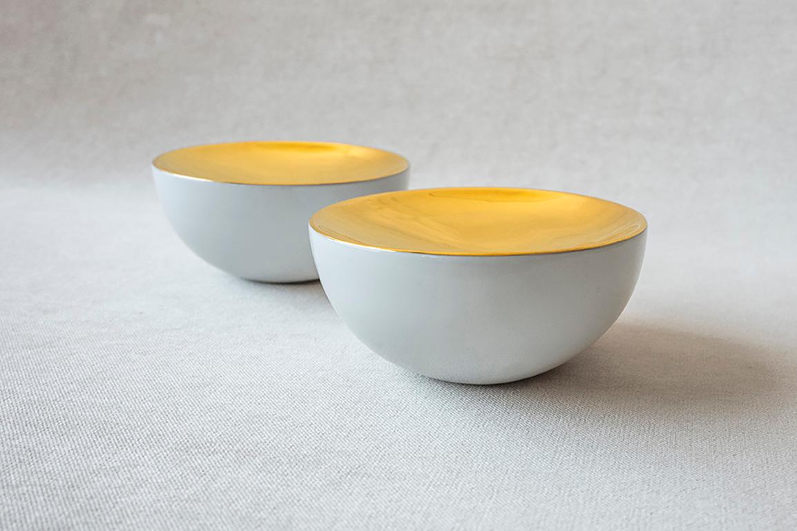 • Set of 2 medium porcelain side dishes
• 11,5 cm ø x 5,5 cm each
• perfect for a sexy amuse-bouche, a (pre)dessert or side dish
• with a luxurious 24k handpainted golden surface
• designed in Amsterdam / handmade in France
• true Porcelaine de