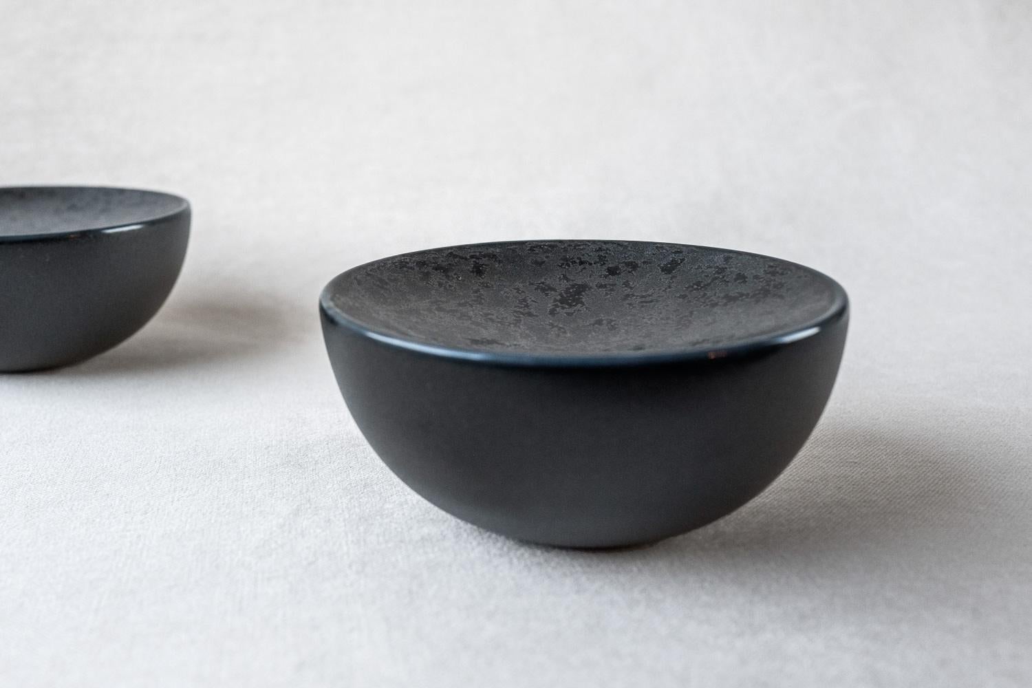 • Set of 2 x Medium porcelain side dishes
• 11,5 cm ø x 5,5 cm each
• Perfect for a sexy amuse-bouche, a pre-dessert or side dish
• Also works for the essential butter on the table
• Hand painted deep grey surface
• Designed in Amsterdam /