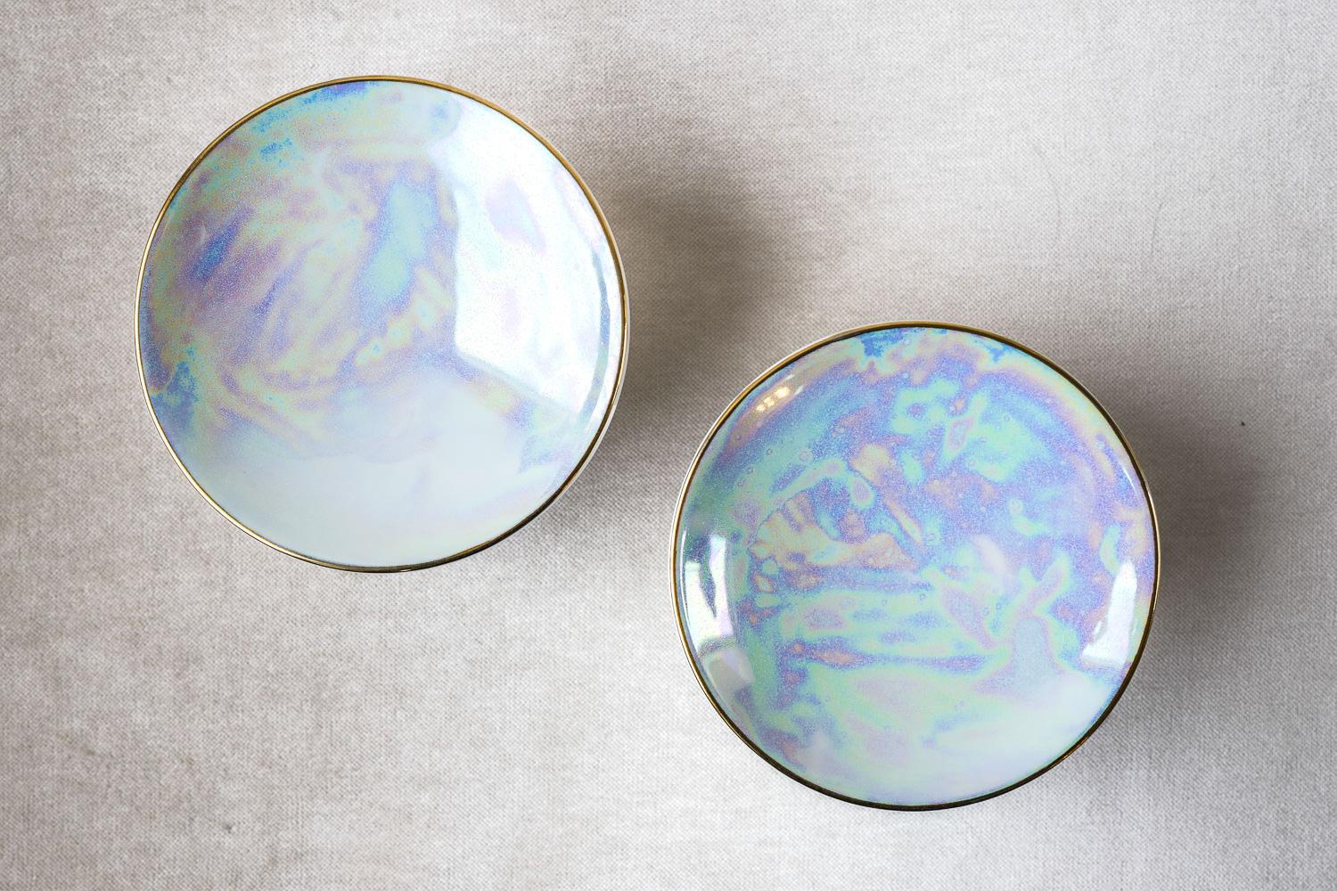 • Set of 2 medium porcelain side dishes
• 11,5 cm ø x 5,5 cm
• perfect for a sexy amuse-bouche, a pre-dessert or side dish
• also works for the essential butter on the table
• with a glamorous iridescent glaze, textured bottom
• and a very