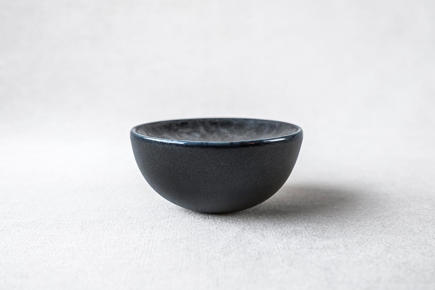 • Set of 2 x small porcelain side dishes
• 7,5 cm ø x 3,5 cm
• Perfect for a sexy amuse-bouche, a pre-dessert or side dish
• Also works for the essential coarse sea salt on the table
• Hand painted deep grey surface
• Designed in Amsterdam /