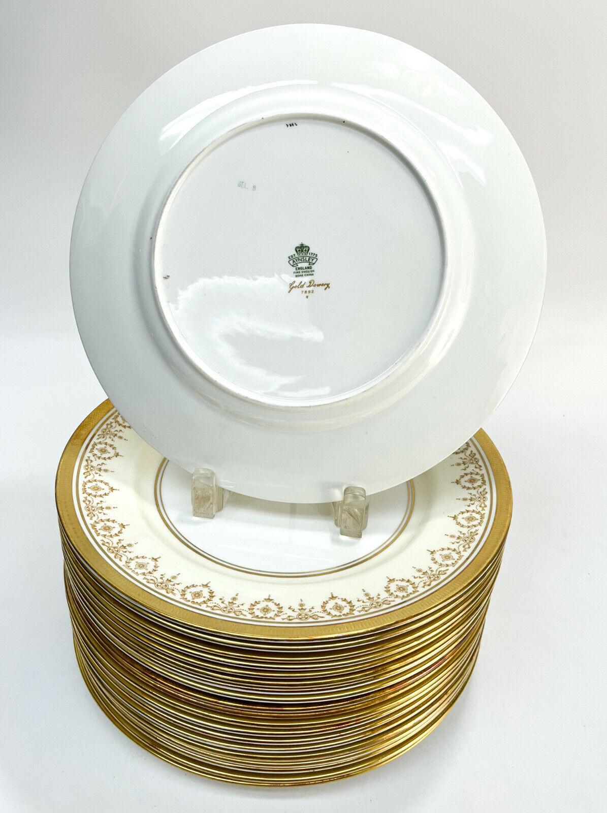 Set of 20 Aynsley England Porcelain Dinner Plates in Gold Dowery, circa 1960 In Good Condition For Sale In Gardena, CA