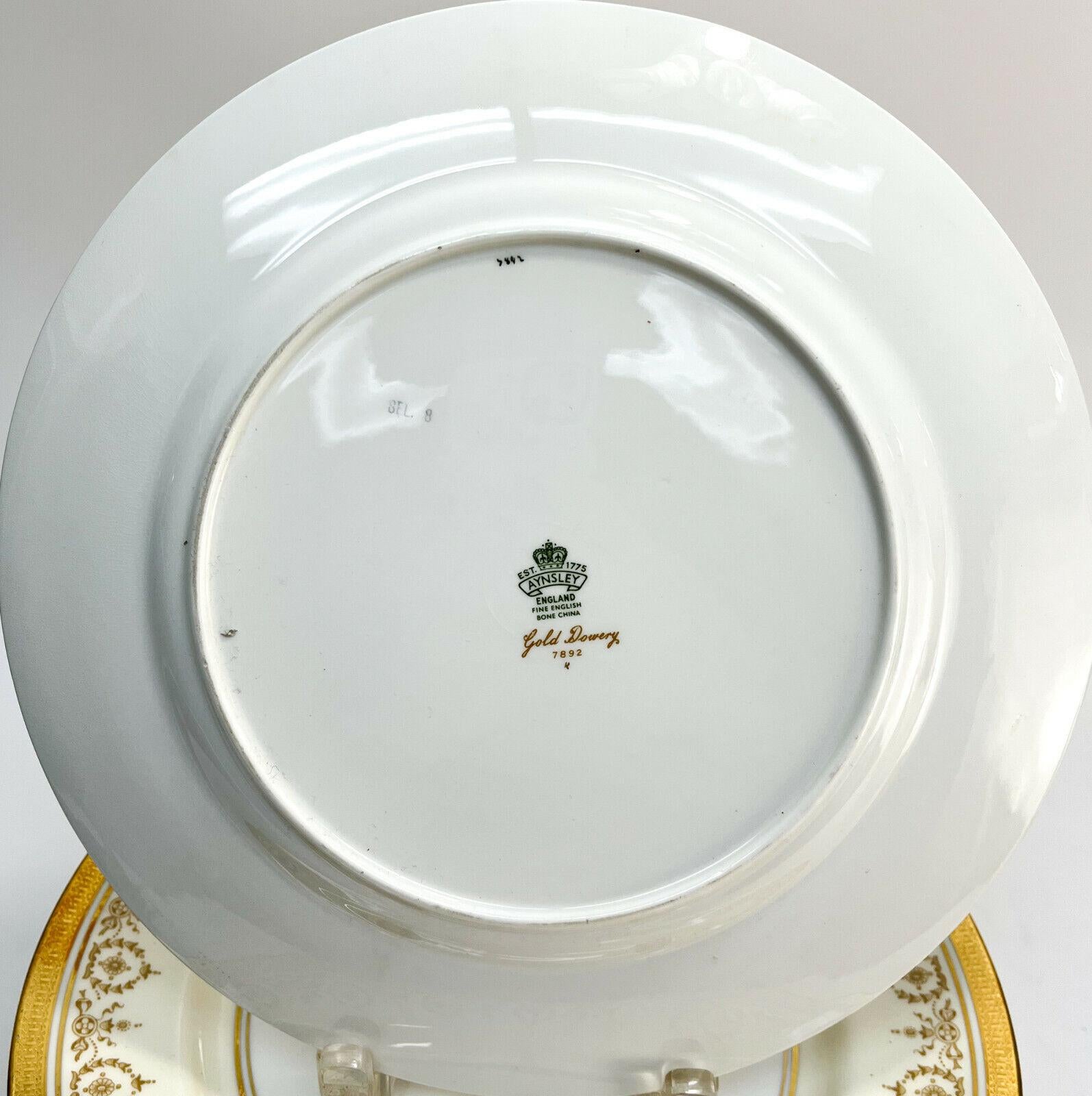 20th Century Set of 20 Aynsley England Porcelain Dinner Plates in Gold Dowery, circa 1960 For Sale