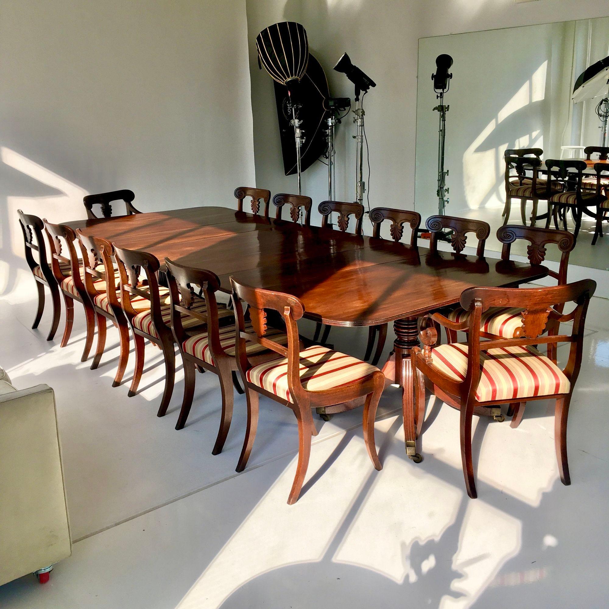 Set di 20 sedie da pranzo in mogano Regency dell'inizio del XIX secolo in vendita 2