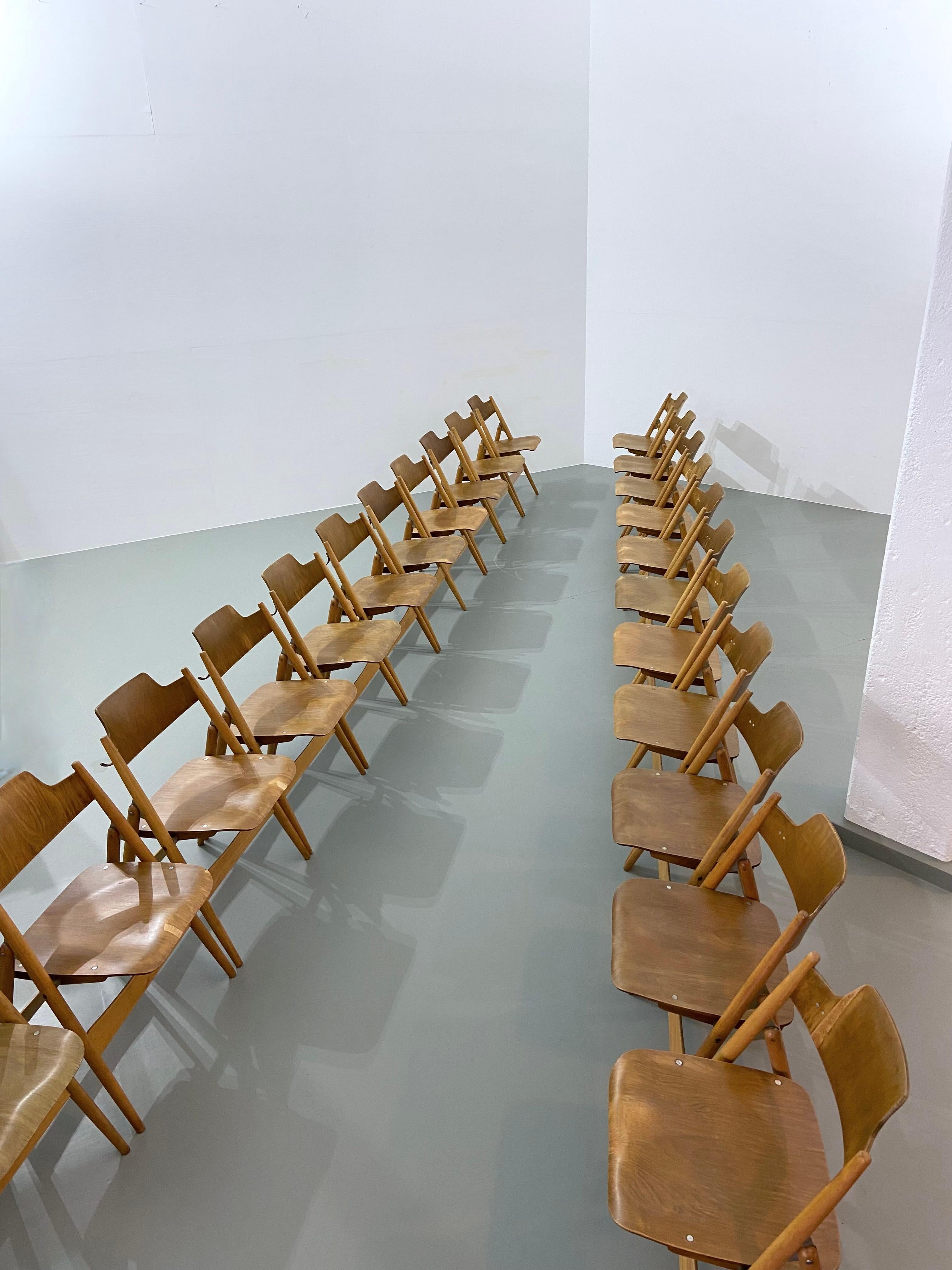 Ensemble de 20 chaises pliantes Egon Eiermann entièrement restaurées en hêtre et contreplaqué, 1952 en vente 1