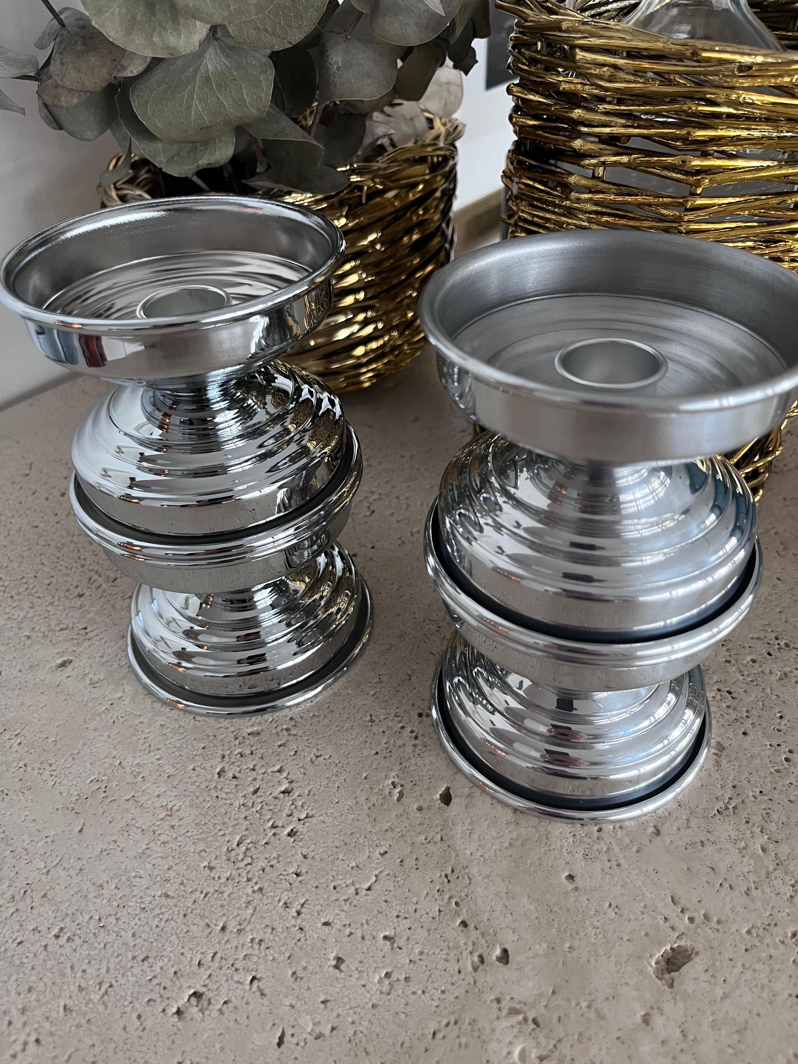 Italiano Set di 20 candelieri italiani in alluminio lucidato, design contemporaneo in vendita