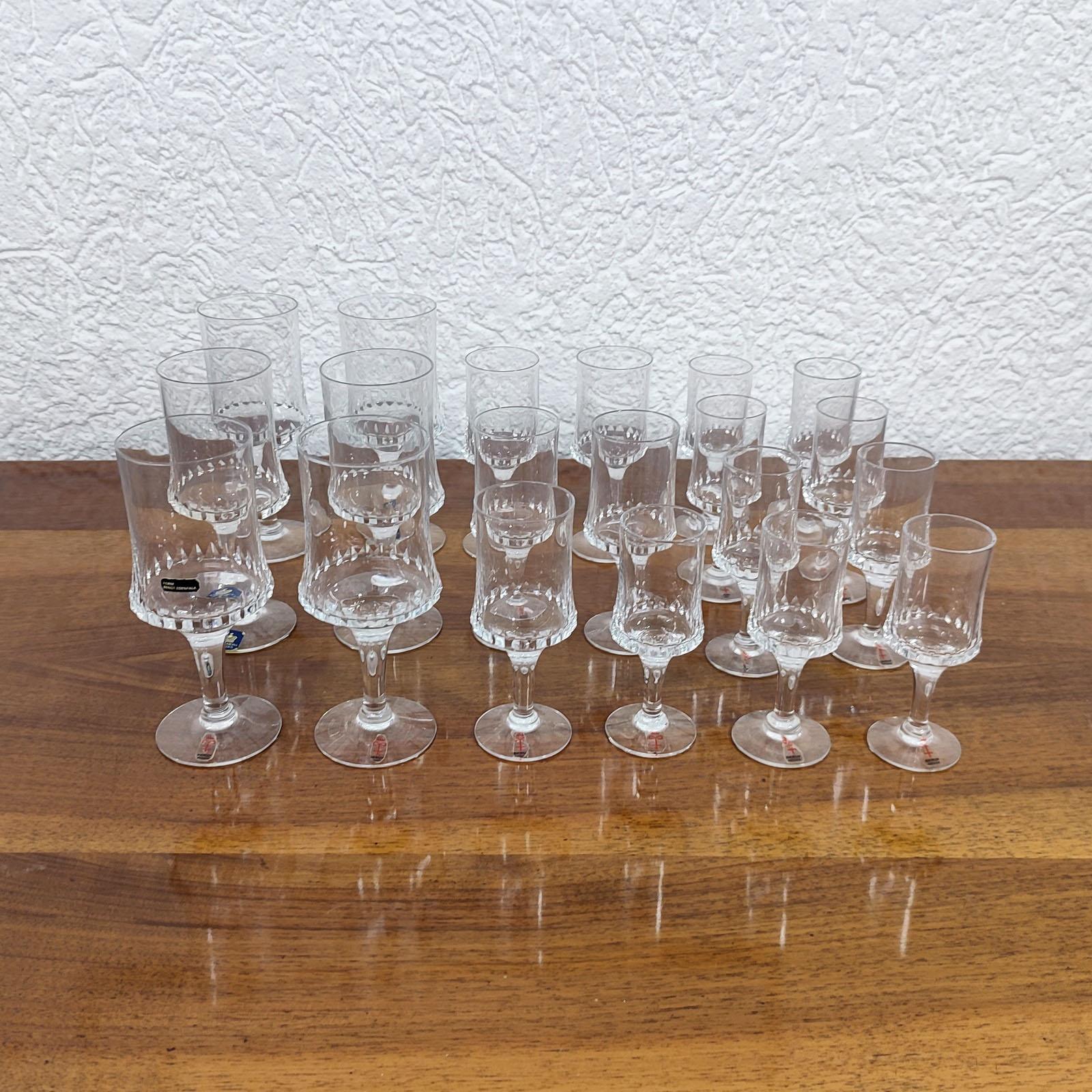Bengt Edenfalk pour Skruf et Royal Krona, 20 verres à vin, à Porto et à liqueur.
Verres à pied, décorés sur le pourtour d'un motif en cristal taillé en diamant, ces verres sont d'une grande rareté.
La plupart d'entre eux conservent les labels