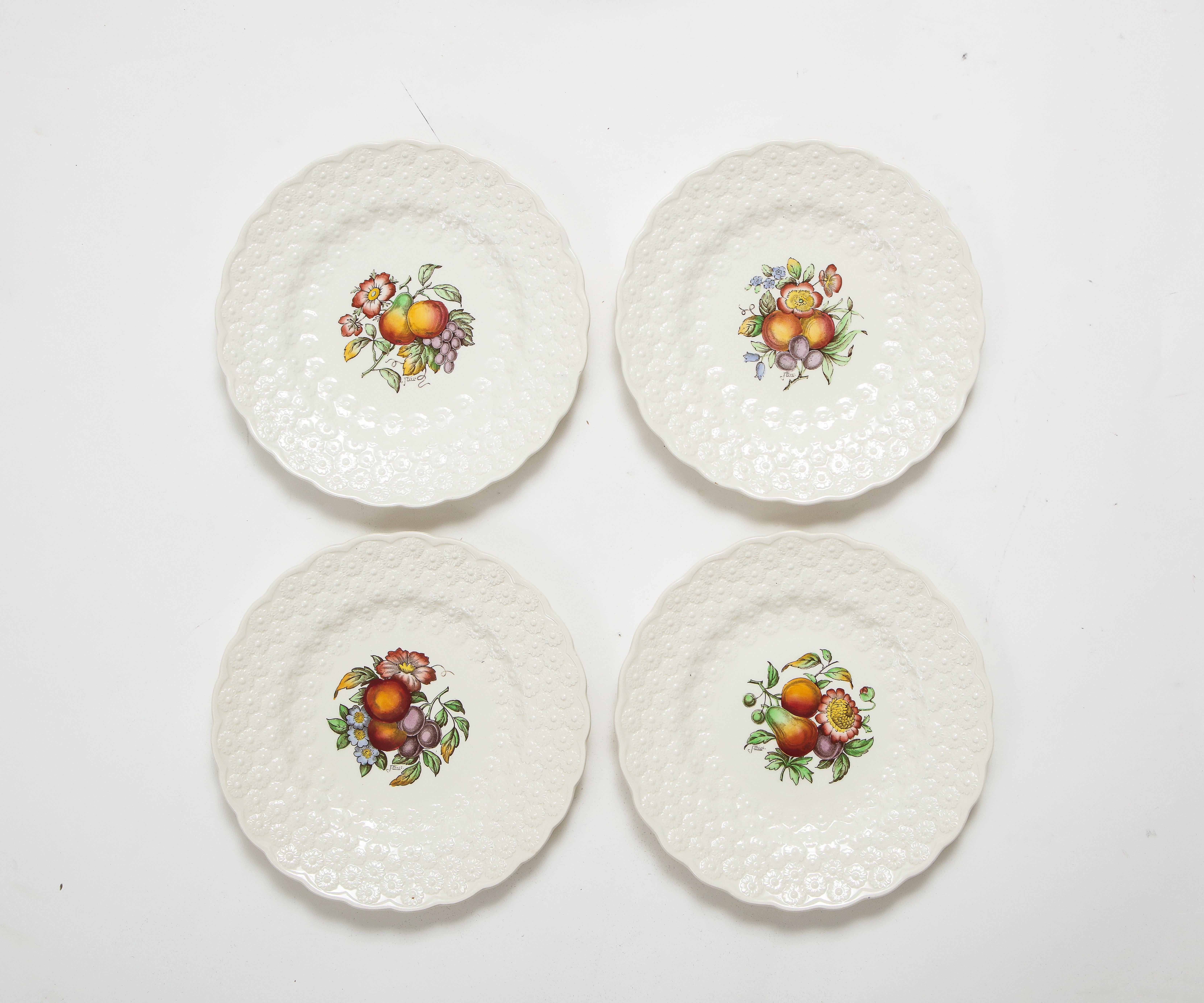 Ensemble de 20 assiettes en porcelaine à motif ALDEN présentant divers motifs de fruits et de fleurs avec un bord en marguerite en relief. Signé.