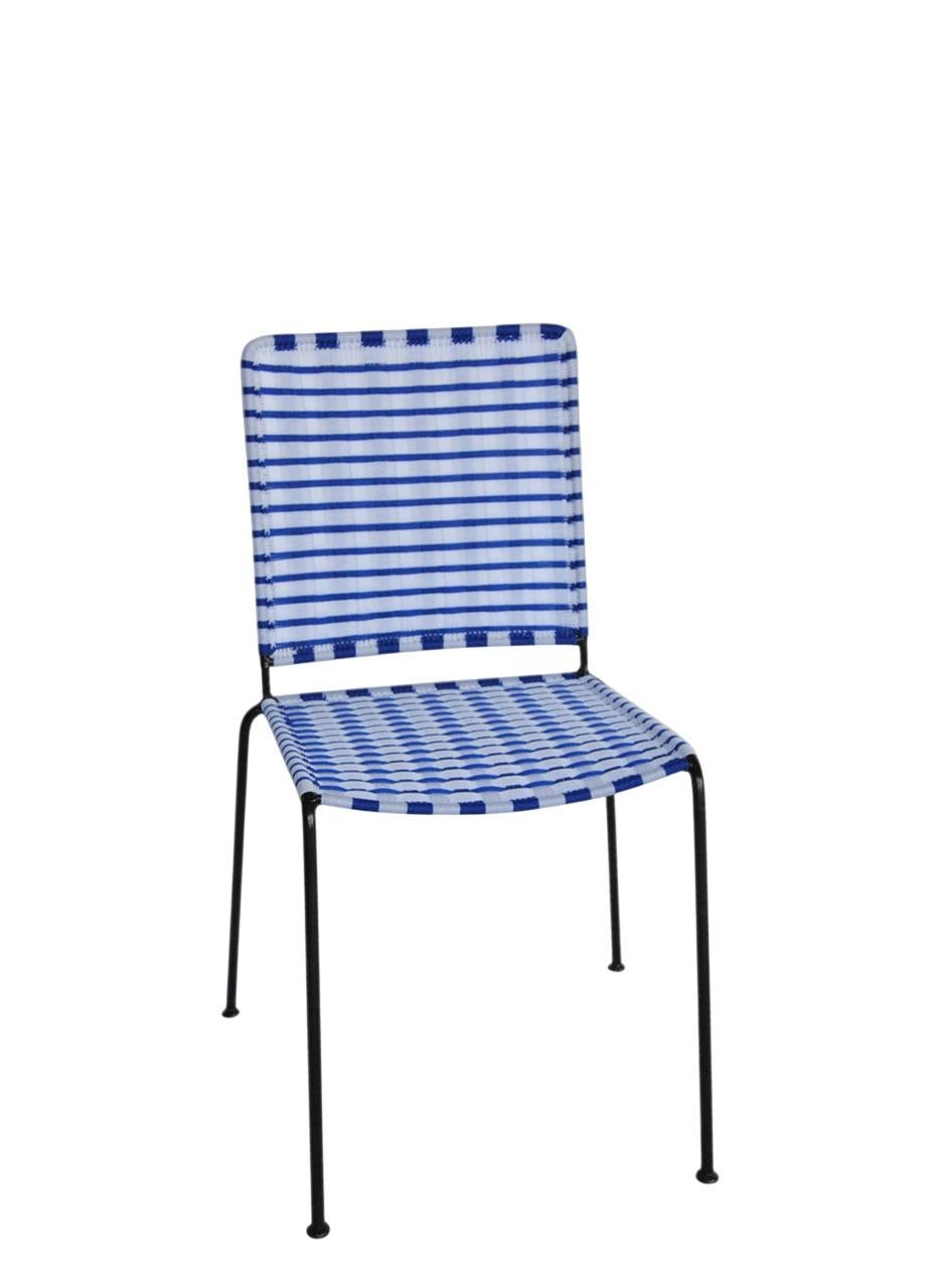 Realizzate con una semplicità sorprendente e un fascino senza tempo, queste sedie intrecciate sono tessute a mano in Africa utilizzando una resistente corda di nylon su una struttura in acciaio rigenerato e battuto a mano. Ogni pezzo è il risultato