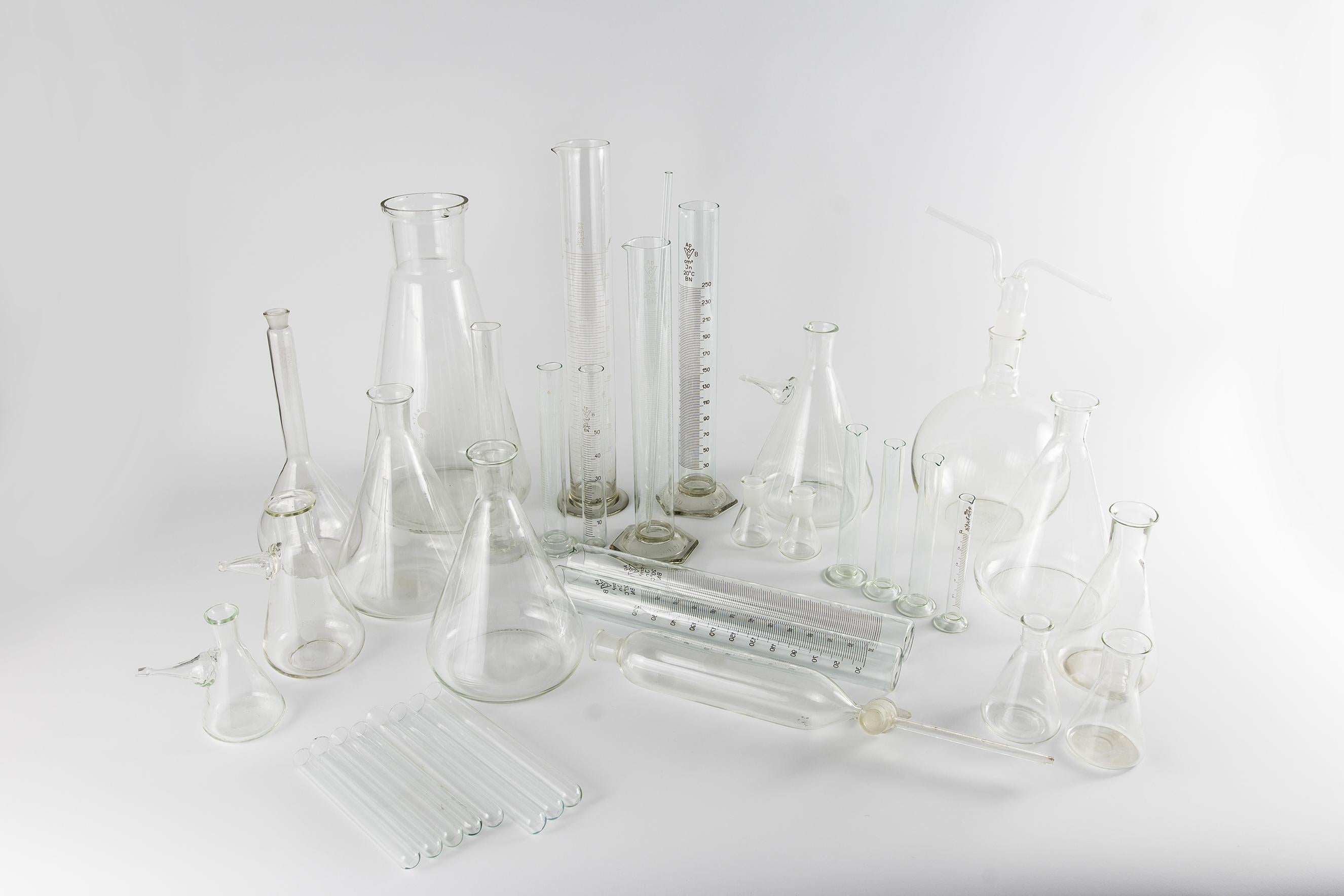 Set von 204 Vintage- Pharmacy-Flaschen und Labor-Glaswaren für das Labor im Angebot 12