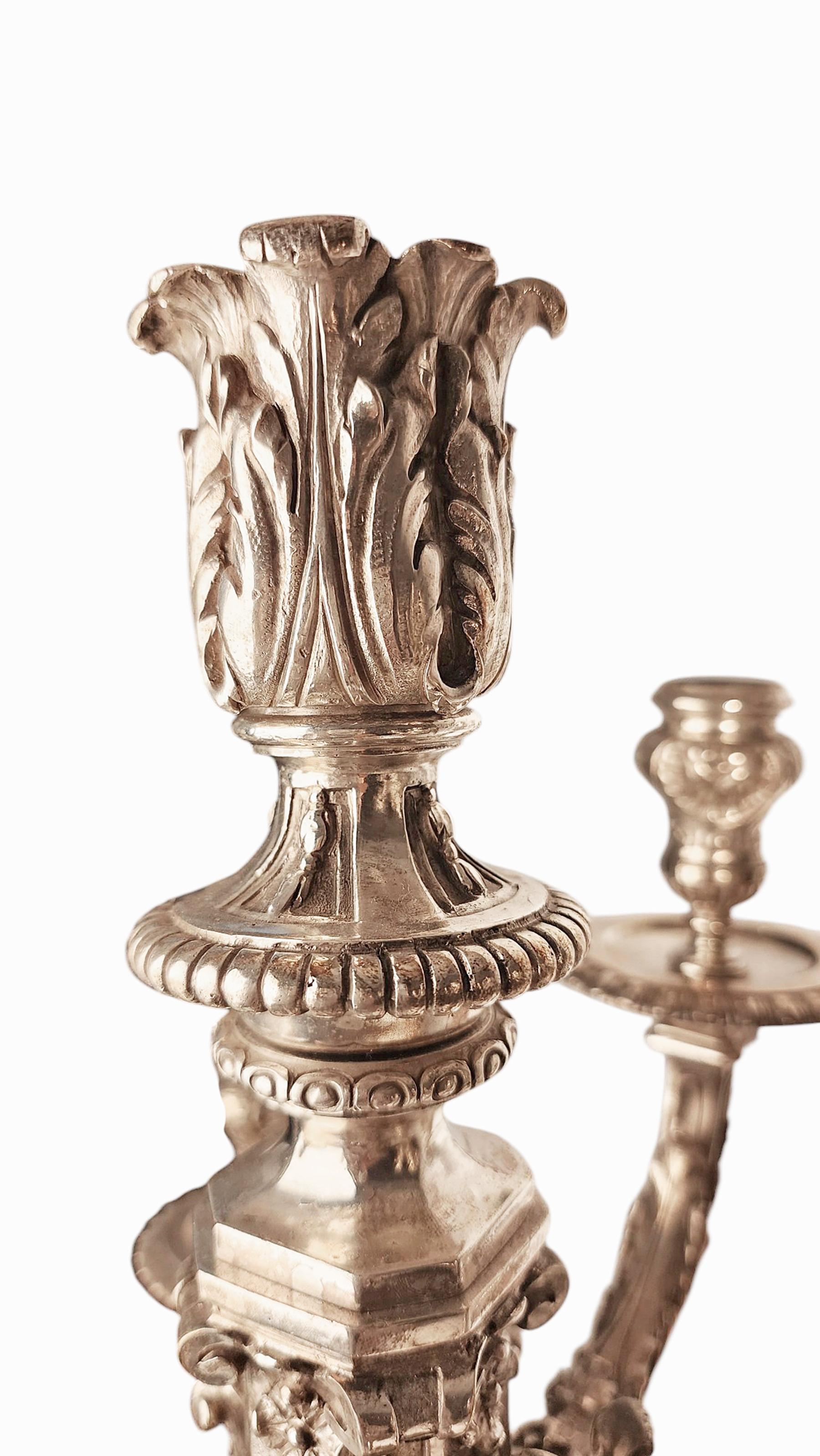 Pareja de candelabros neoclásicos franceses de bronce de 9 luces del s. XX con base de mármol en venta 2