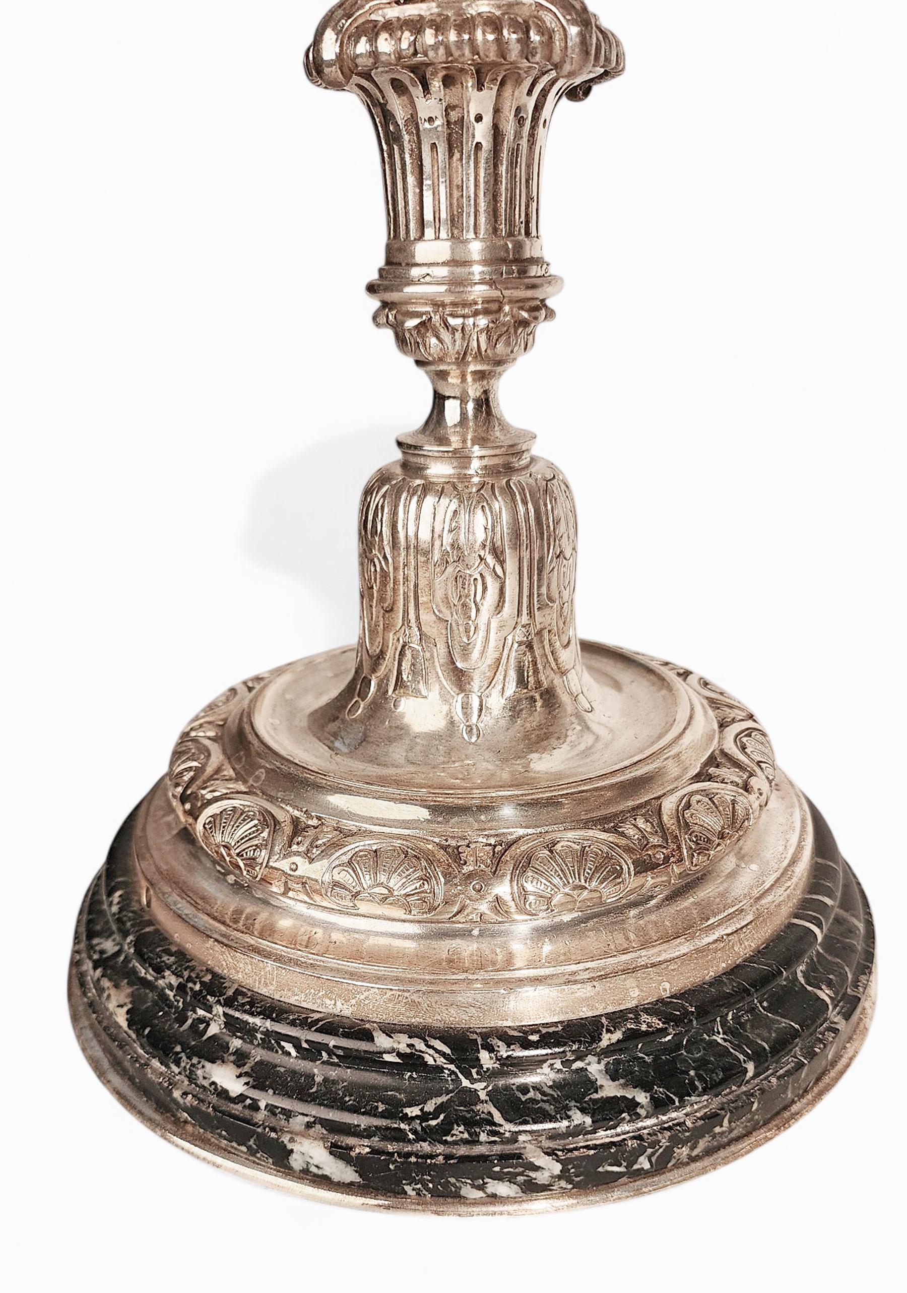 Pareja de candelabros neoclásicos franceses de bronce de 9 luces del s. XX con base de mármol en venta 3