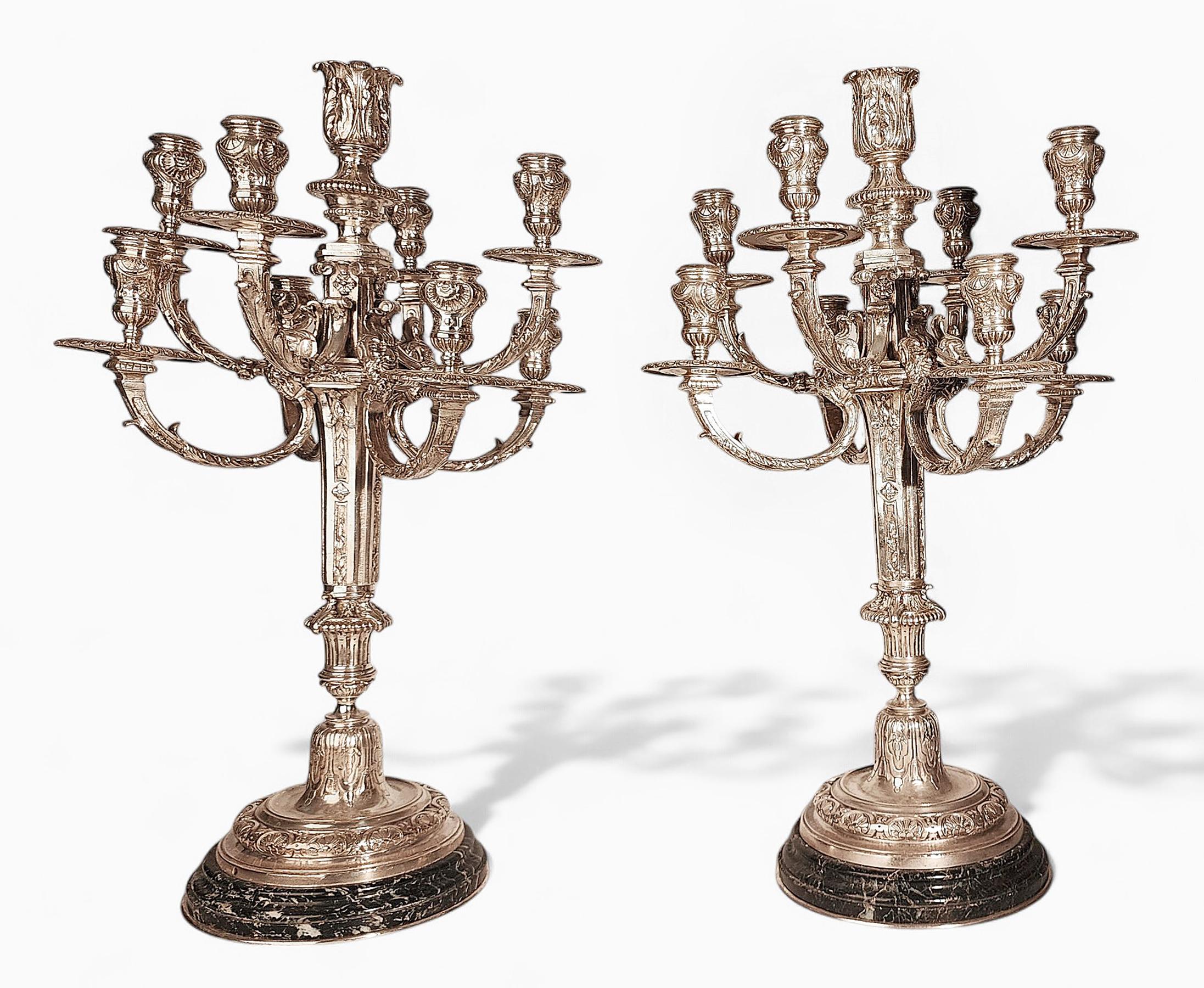 Juego de candelabros neoclásicos franceses de bronce plateado de 9 luces de principios del siglo XX con base de mármol

Por: Desconocido
Material: mármol, metal, plata, piedra, bronce, cobre
Técnica: fundición, moldeado, pulido, plateado,