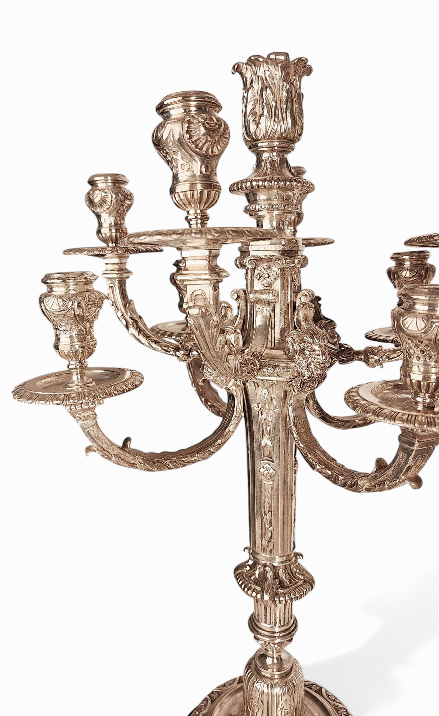 Pareja de candelabros neoclásicos franceses de bronce de 9 luces del s. XX con base de mármol Neoclásico en venta