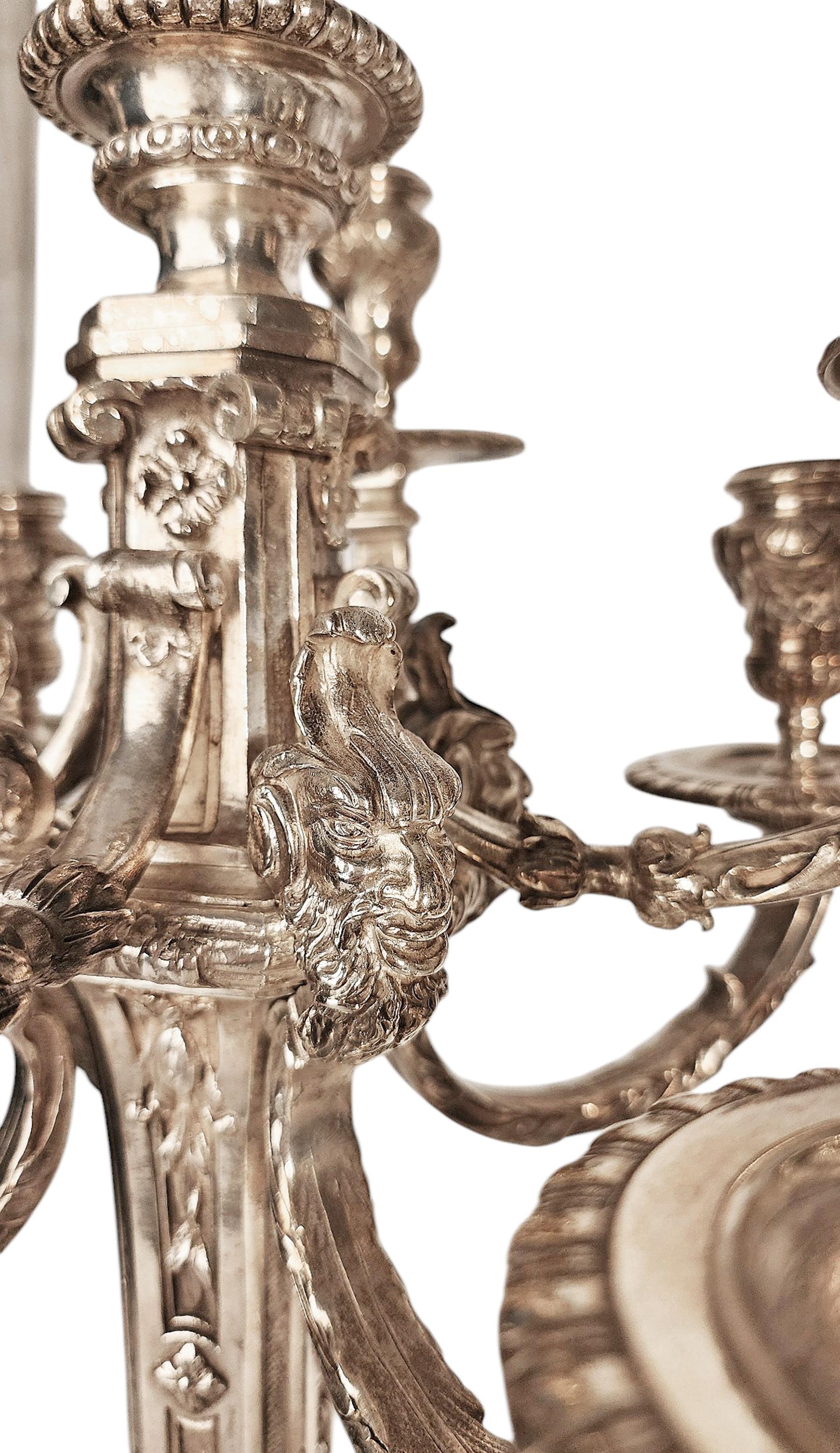 Pareja de candelabros neoclásicos franceses de bronce de 9 luces del s. XX con base de mármol Francés en venta
