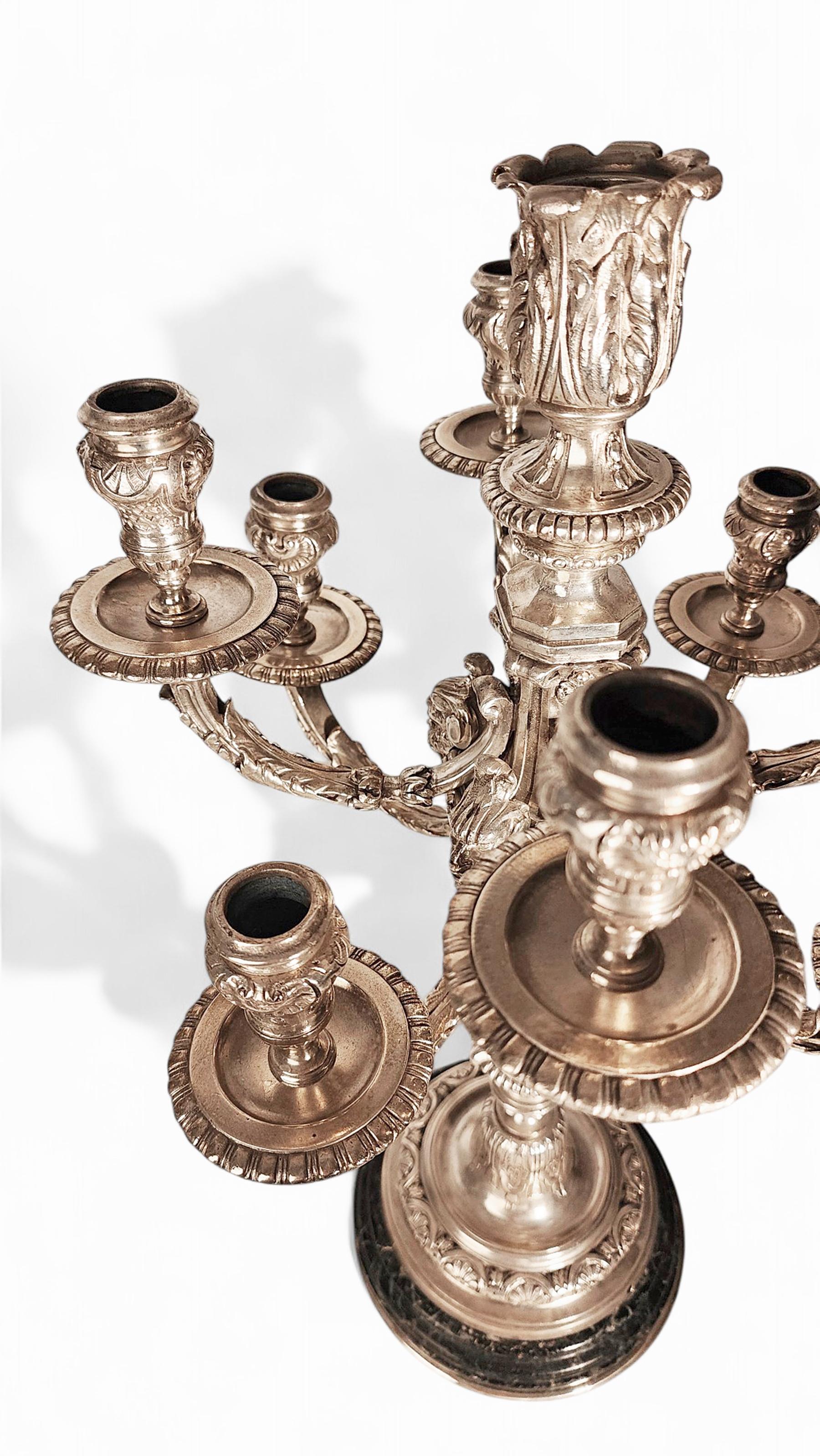 Pareja de candelabros neoclásicos franceses de bronce de 9 luces del s. XX con base de mármol en Bueno estado para la venta en North Miami, FL