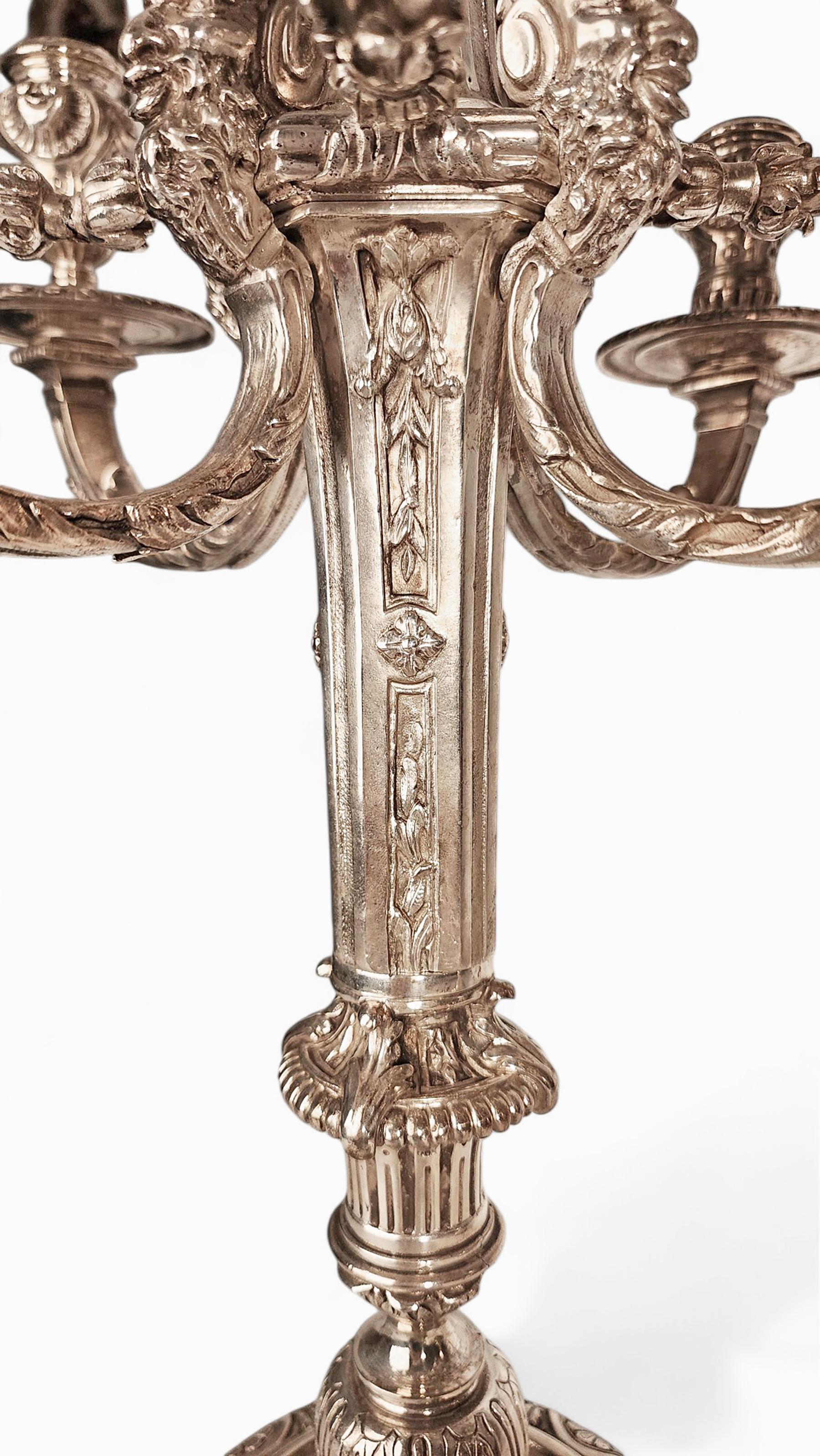 Pareja de candelabros neoclásicos franceses de bronce de 9 luces del s. XX con base de mármol siglo XX en venta