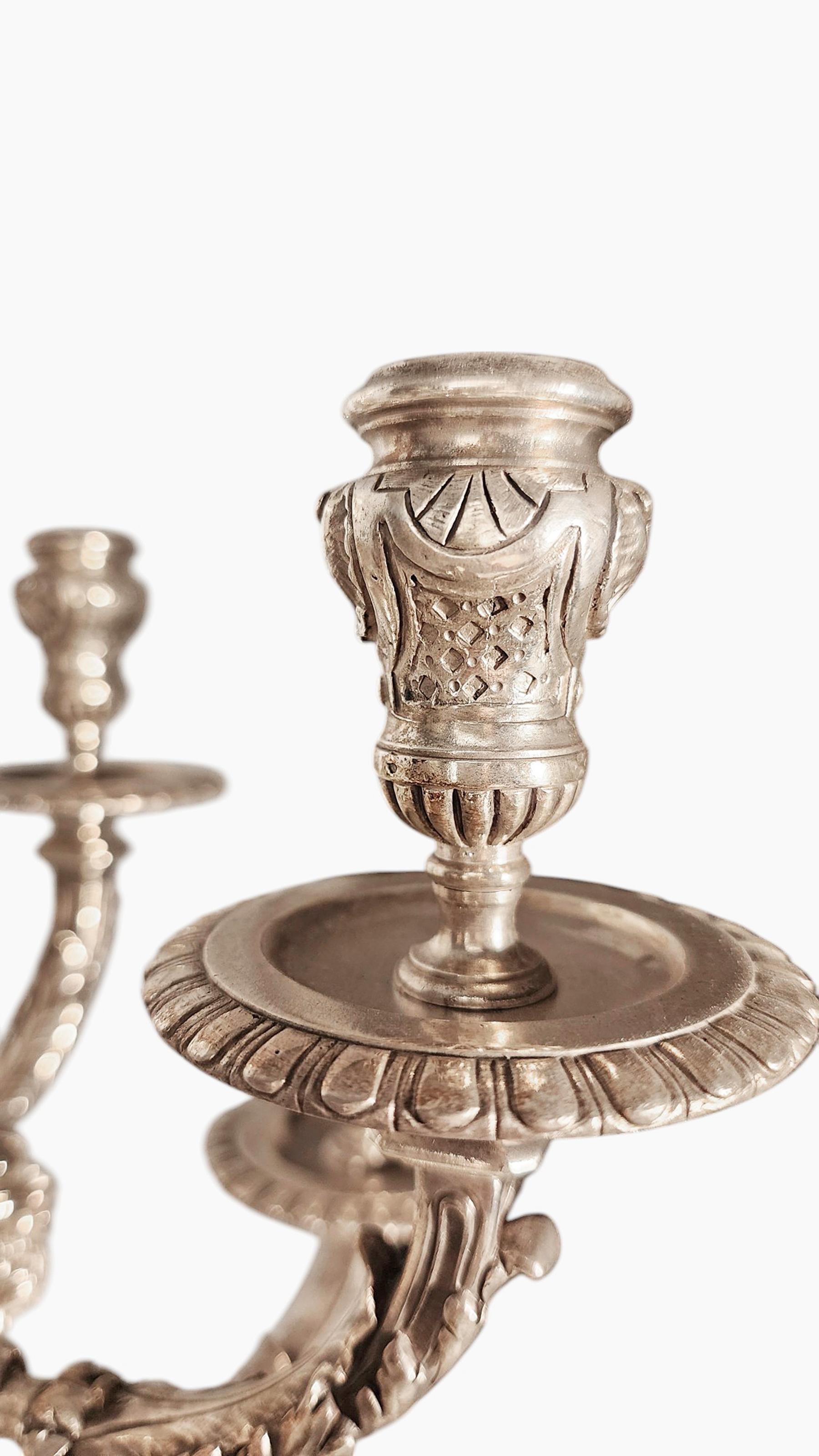 Pareja de candelabros neoclásicos franceses de bronce de 9 luces del s. XX con base de mármol en venta 1