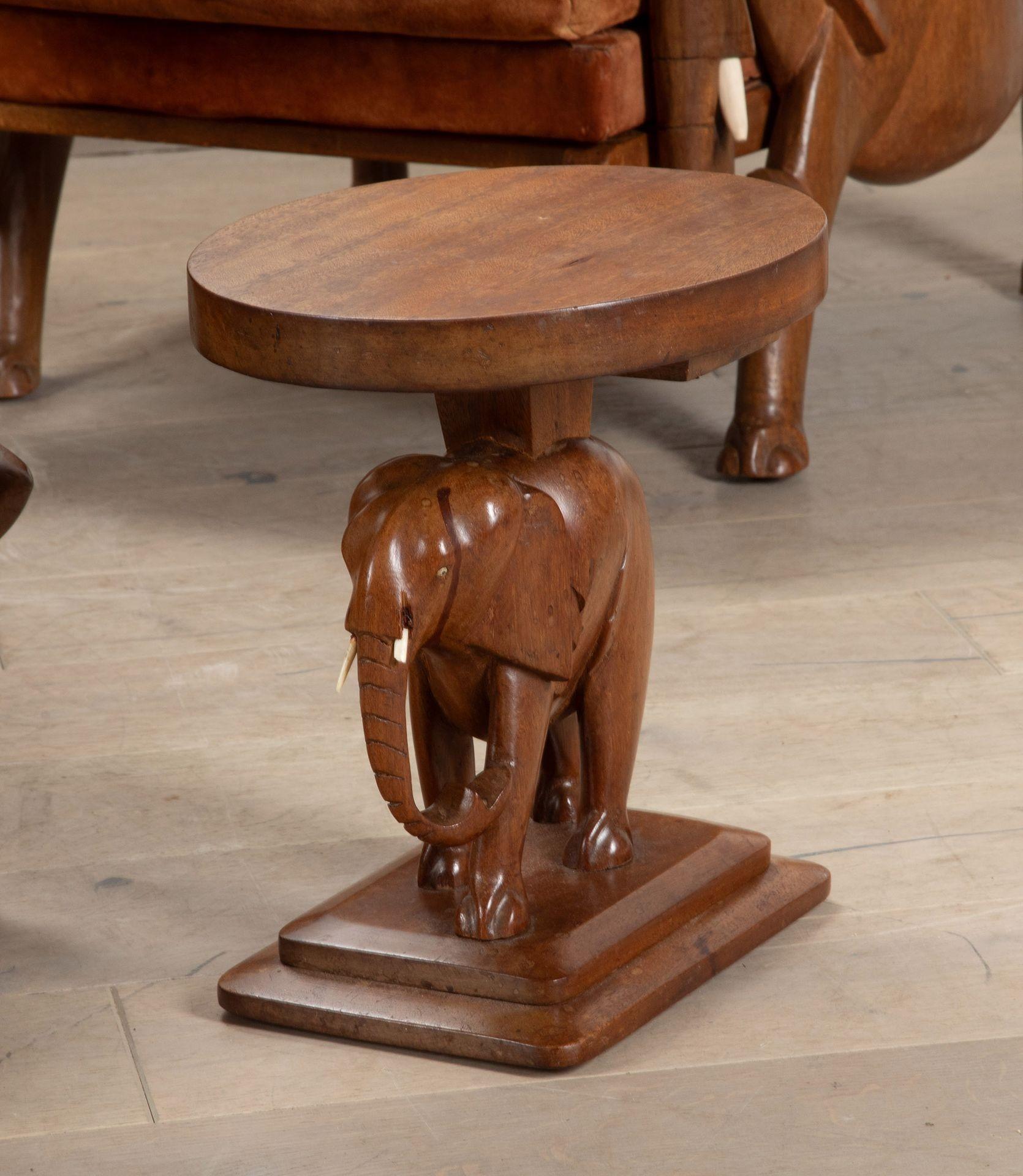 Ensemble de chaises et tables d'appoint en forme d'éléphant du 20e siècle en vente 4