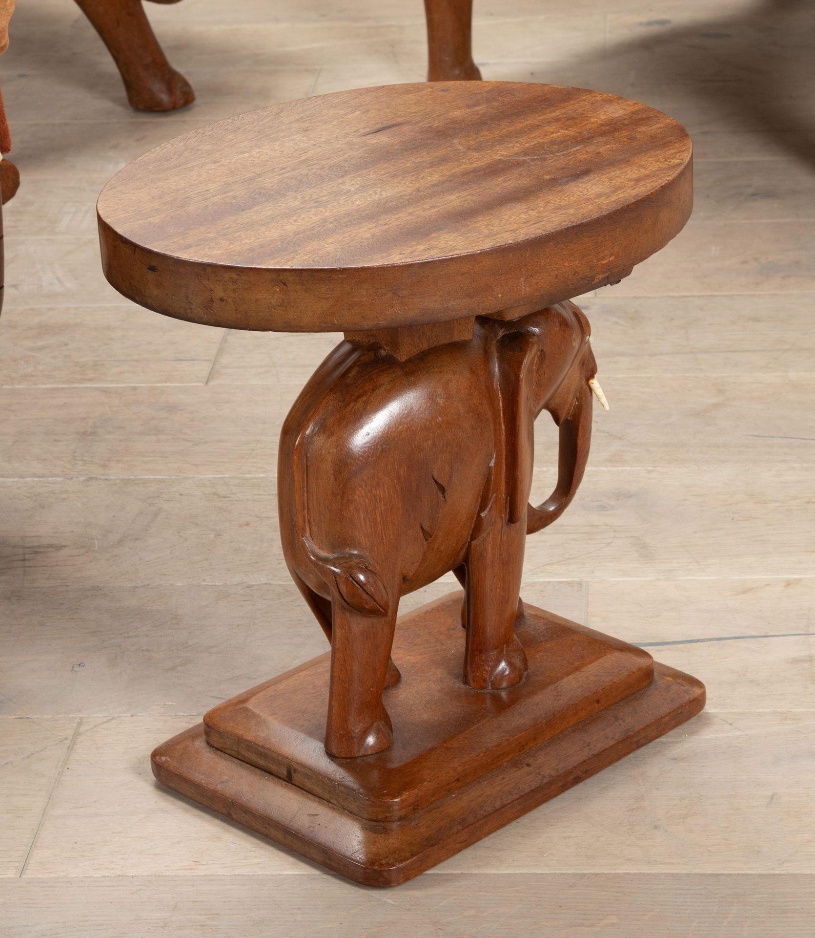 Ensemble de chaises et tables d'appoint en forme d'éléphant du 20e siècle en vente 5