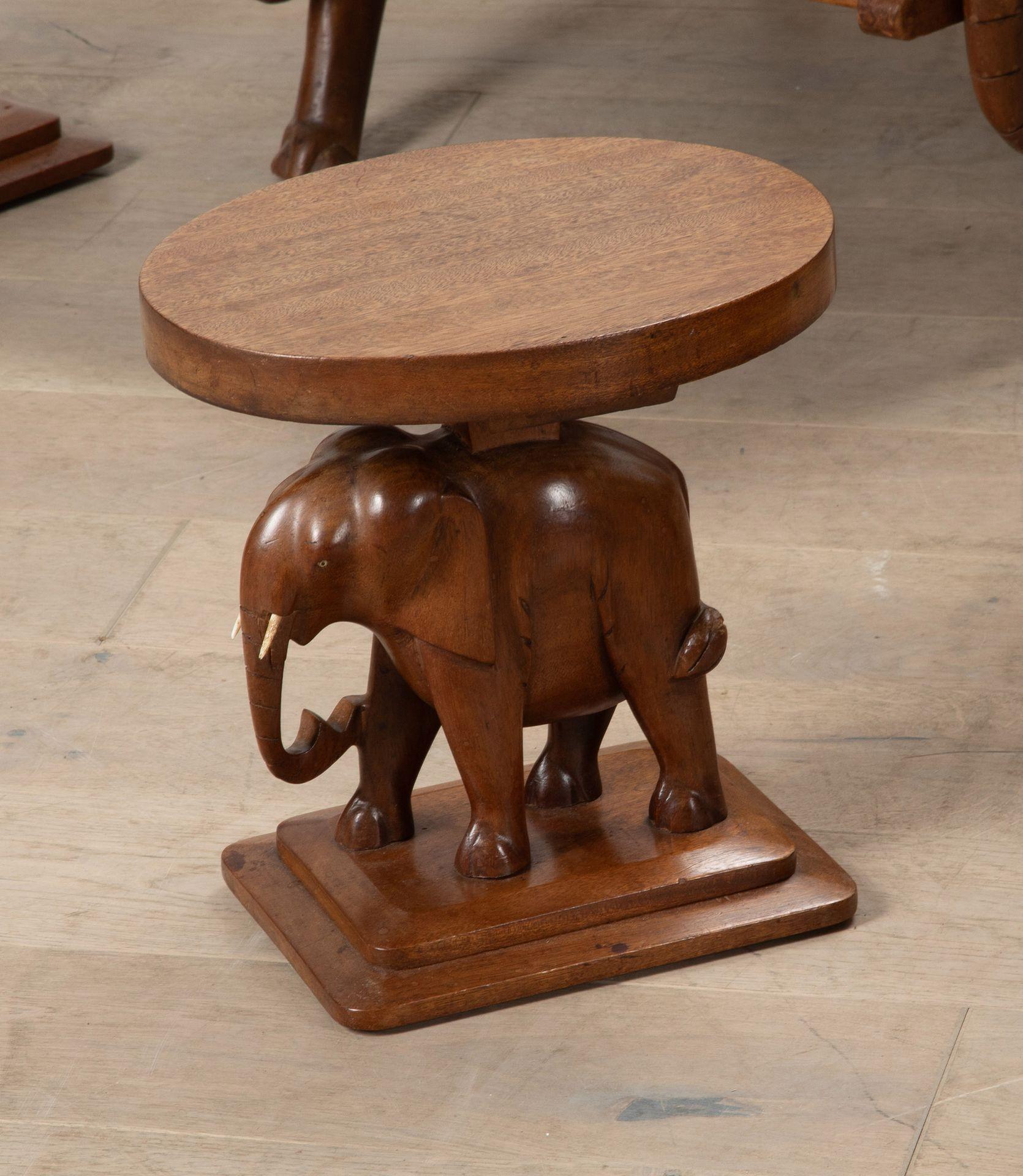 Ensemble de chaises et tables d'appoint en forme d'éléphant du 20e siècle en vente 6
