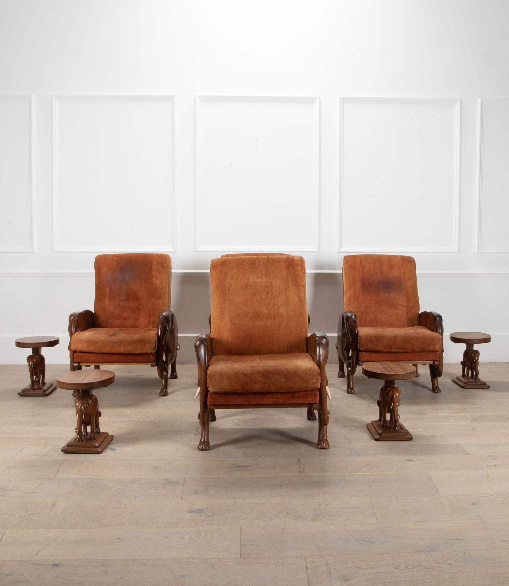 Un ensemble très inhabituel et fantaisiste de quatre fauteuils coloniaux français des années 1950 avec leurs tabourets/tables d'appoint assortis.
Les côtés des chaises sont joliment modelés en éléphants avec des défenses en bois et des billes de