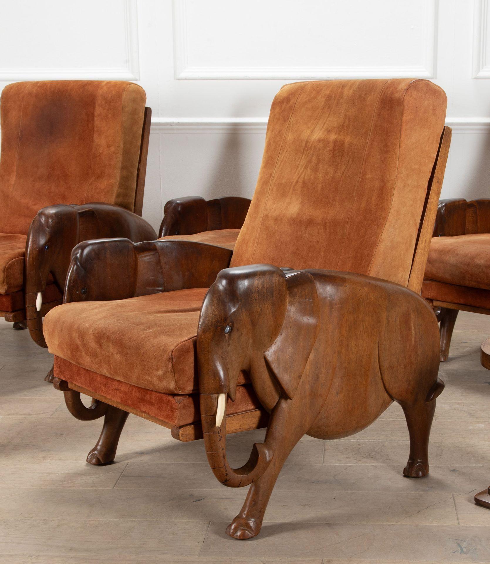 Français Ensemble de chaises et tables d'appoint en forme d'éléphant du 20e siècle en vente
