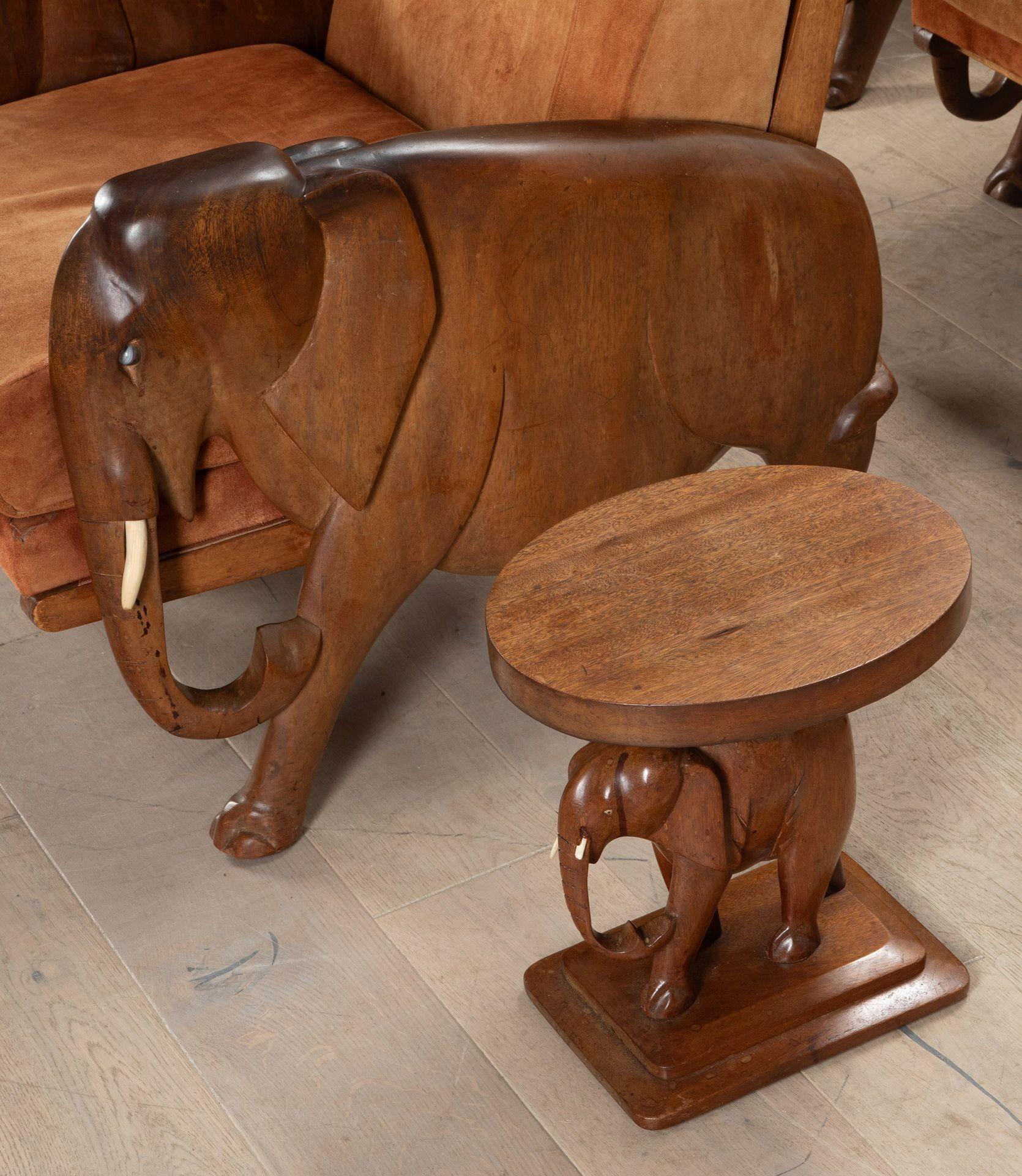 20ième siècle Ensemble de chaises et tables d'appoint en forme d'éléphant du 20e siècle en vente