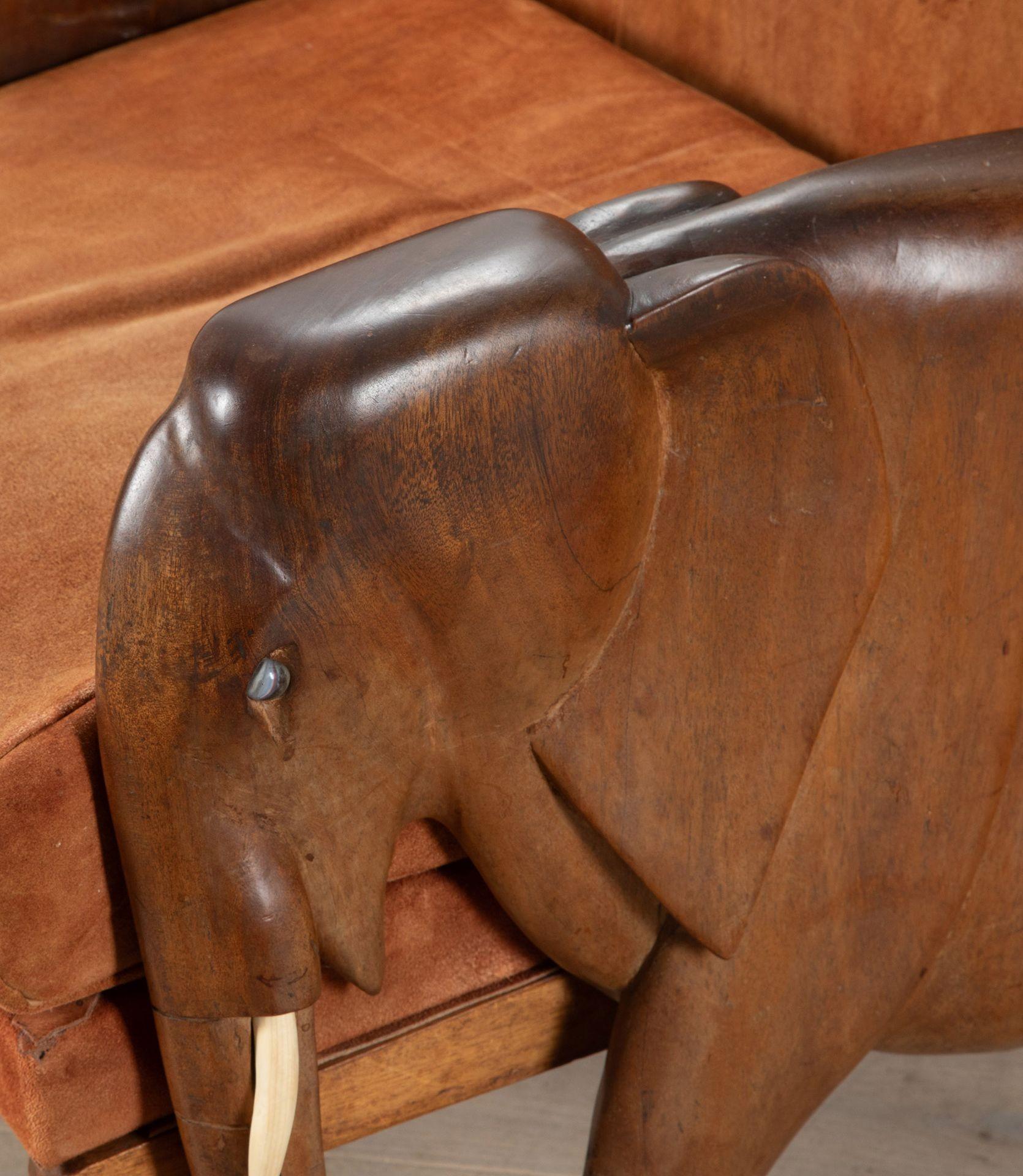 Ensemble de chaises et tables d'appoint en forme d'éléphant du 20e siècle en vente 1