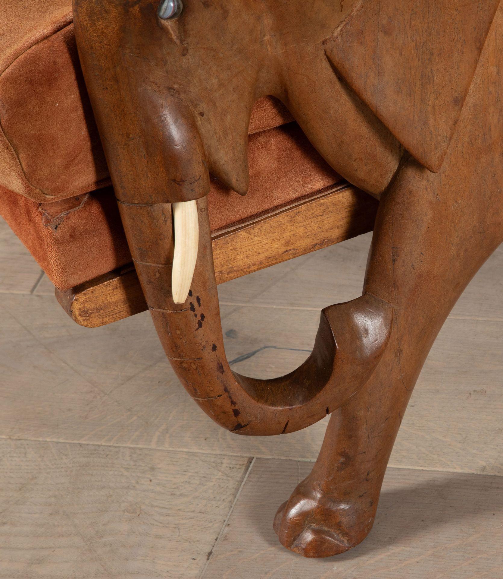 Ensemble de chaises et tables d'appoint en forme d'éléphant du 20e siècle en vente 2