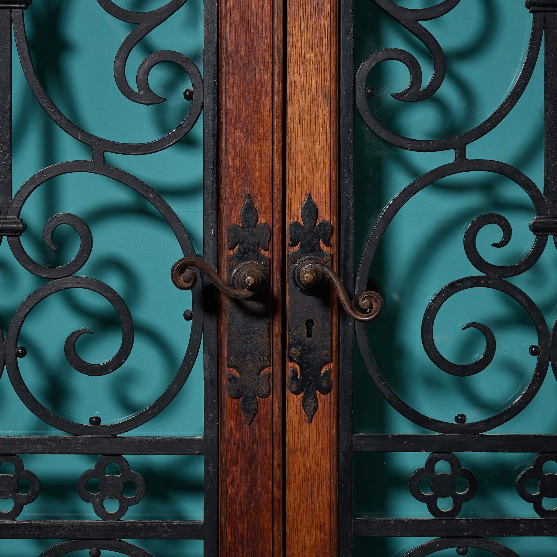 Vittoriano Set di porte ad arco smaltate del XX secolo con barre in ferro battuto in vendita