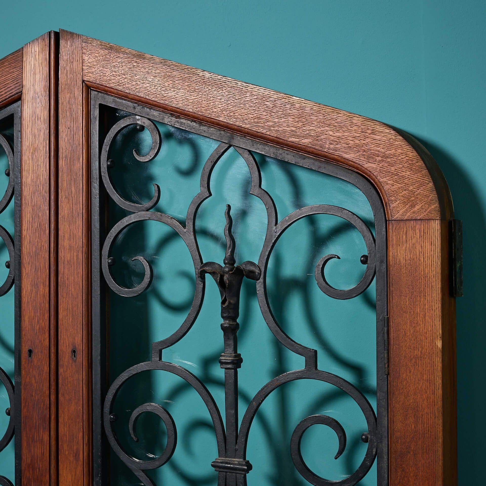 Inglese Set di porte ad arco smaltate del XX secolo con barre in ferro battuto in vendita