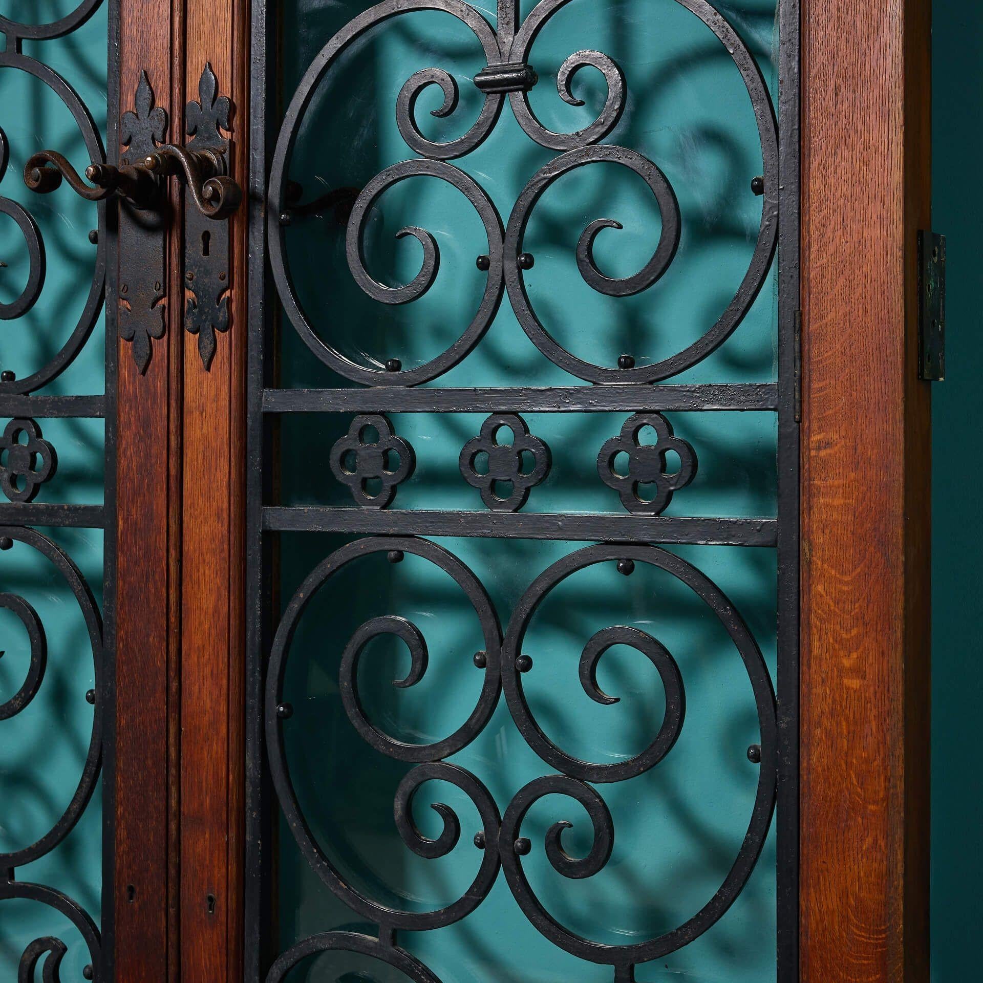 Smaltato Set di porte ad arco smaltate del XX secolo con barre in ferro battuto in vendita
