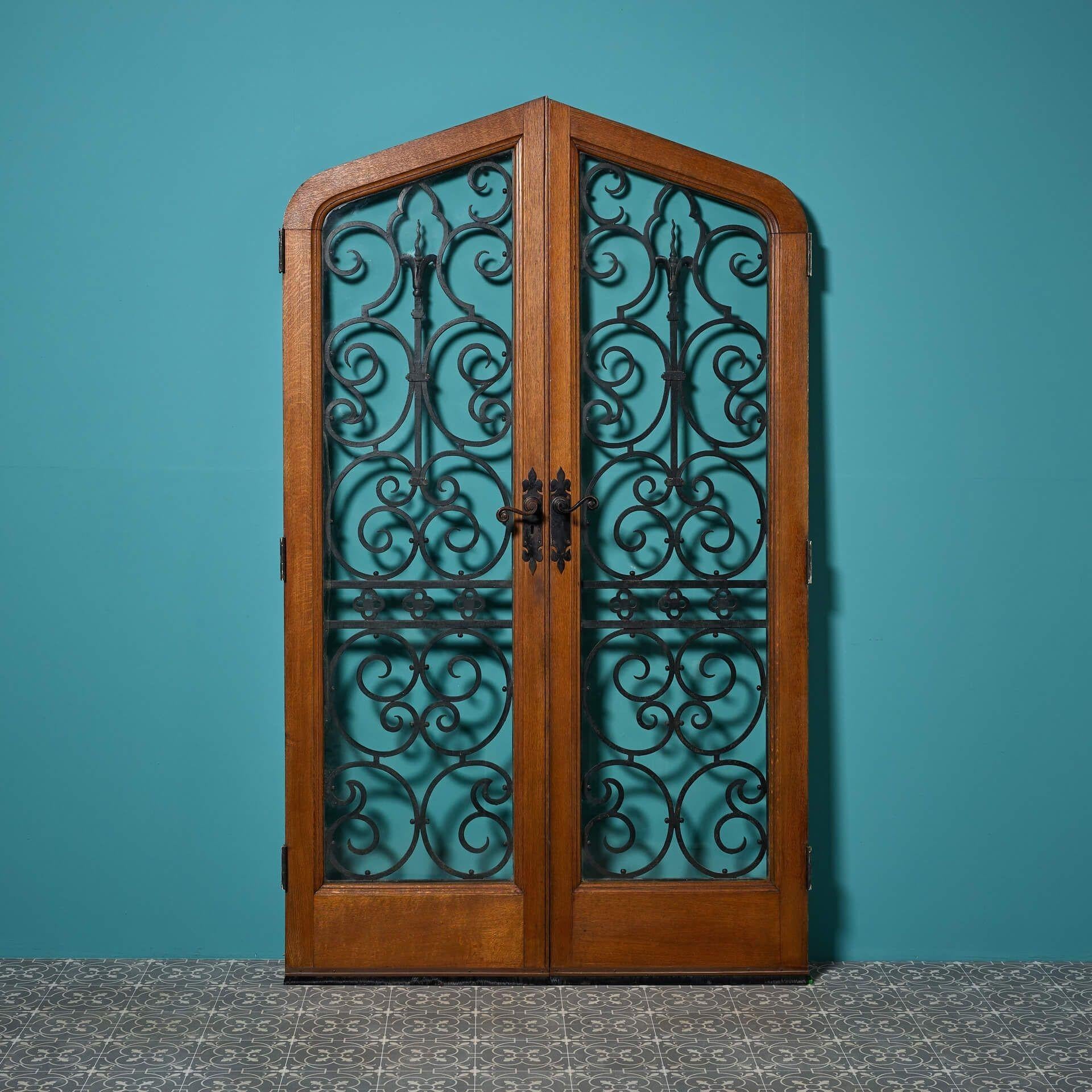 Vetro Set di porte ad arco smaltate del XX secolo con barre in ferro battuto in vendita