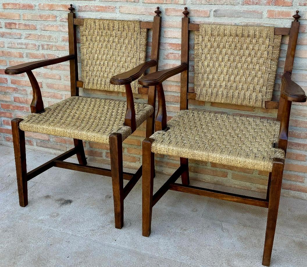 Incroyable et rare structure en noyer massif avec dossier et assise en cannage, fauteuil cannage espagnol du milieu du siècle en bel état d'origine belle assise. Refinished. Usure conforme à l'âge et à l'utilisation.