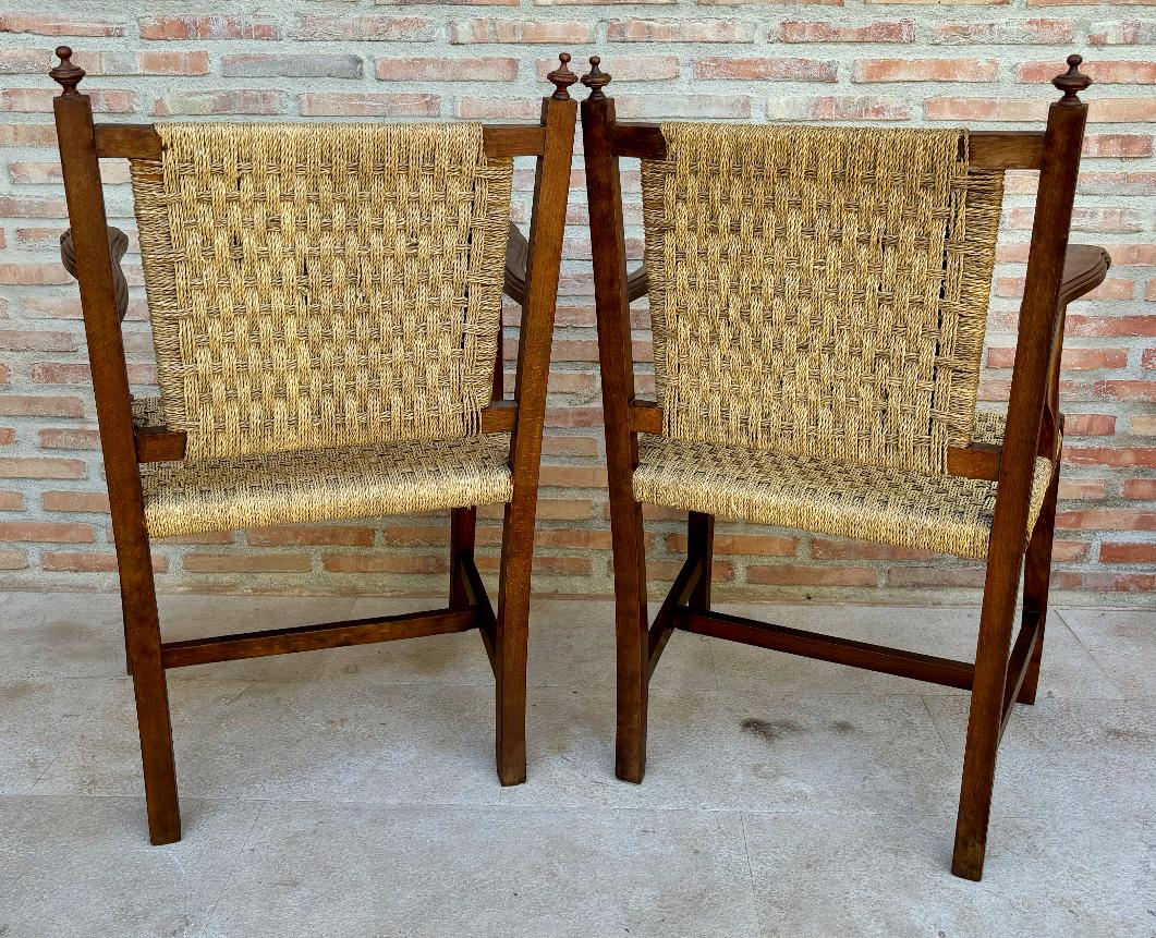 Espagnol Ensemble de fauteuils en noyer du 20e siècle avec dossier et assise cannée, 1940 en vente