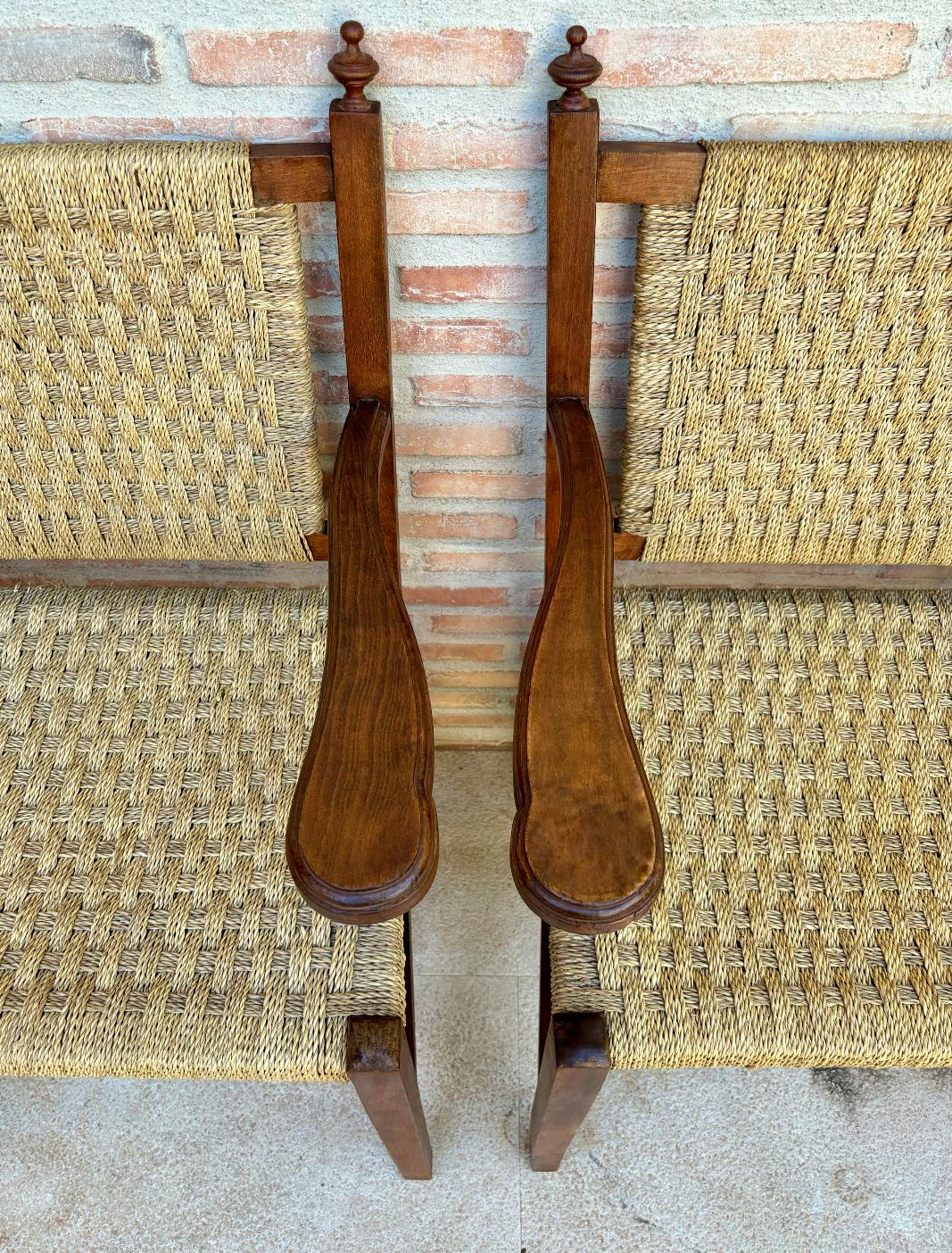 Ensemble de fauteuils en noyer du 20e siècle avec dossier et assise cannée, 1940 Bon état - En vente à Miami, FL