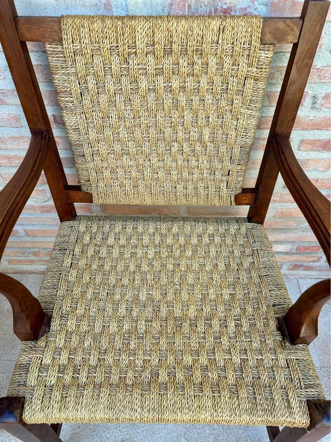 20ième siècle Ensemble de fauteuils en noyer du 20e siècle avec dossier et assise cannée, 1940 en vente