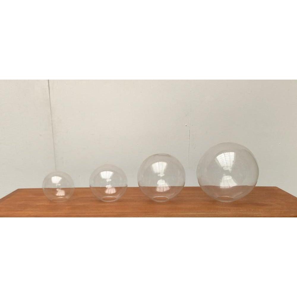 Lampada a sfera in vetro con cromo. La lampada è composta da due elementi. Il riflettore e l'albero. L'albero è cromato e arriva fino al soffitto. All'estremità opposta c'è una normale versione e27. La sfera di vetro trasparente è posizionata su una