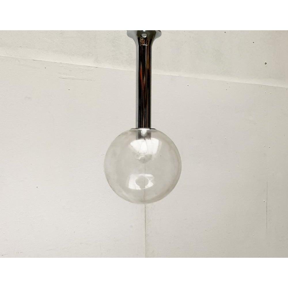 Tedesco Set di 22 lampade a sfera tedesche Space AGE di metà secolo, anni '60, in vetro e cromo in vendita