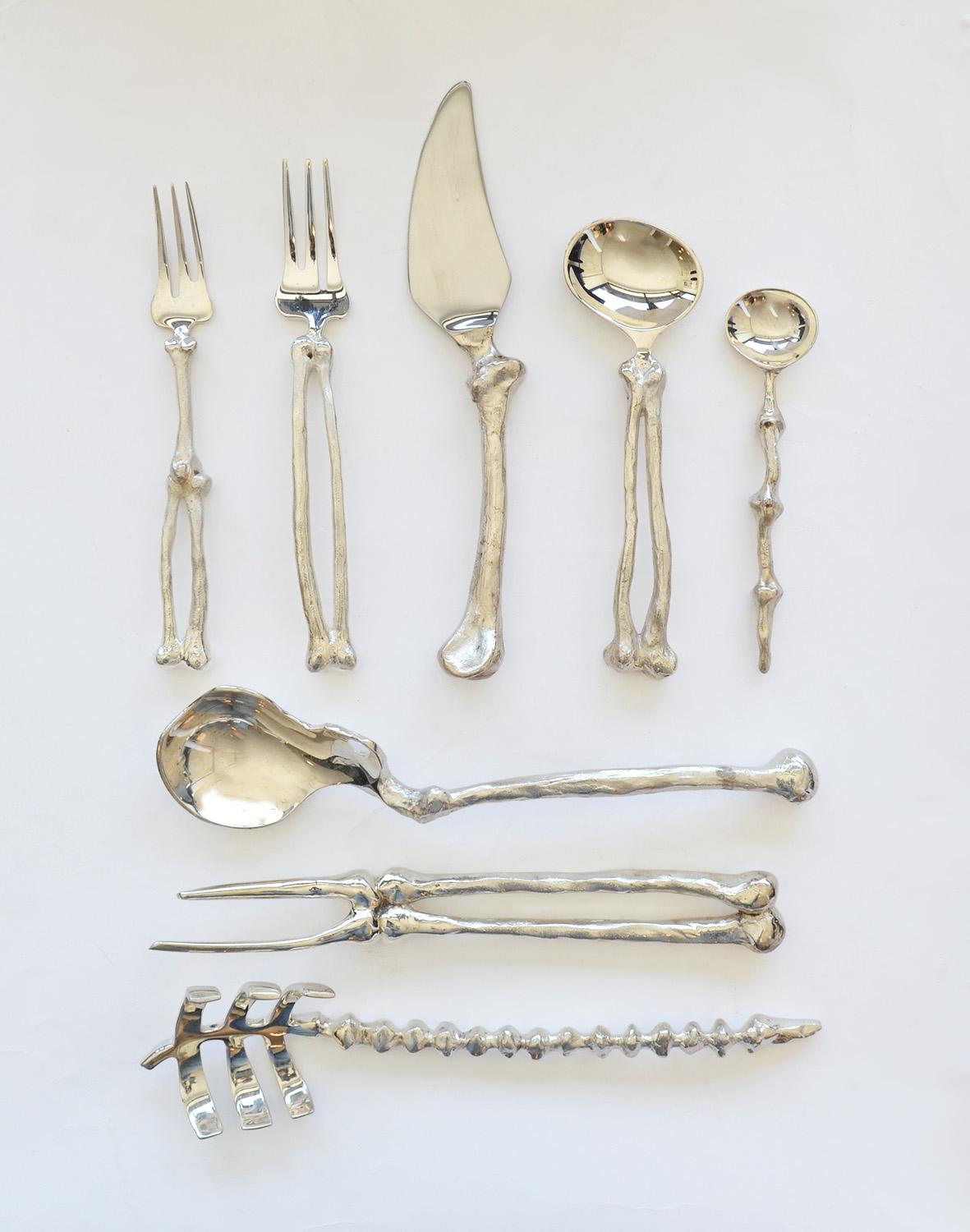 Michael Aram Bone Silver Plate Set di posate da 22 pezzi , anni '90
Raro set di Collection'S di Aram, unico nel suo genere, composto da quattro coltelli, quattro cucchiai da minestra grandi, tre forchette per la cena, quattro forchette per