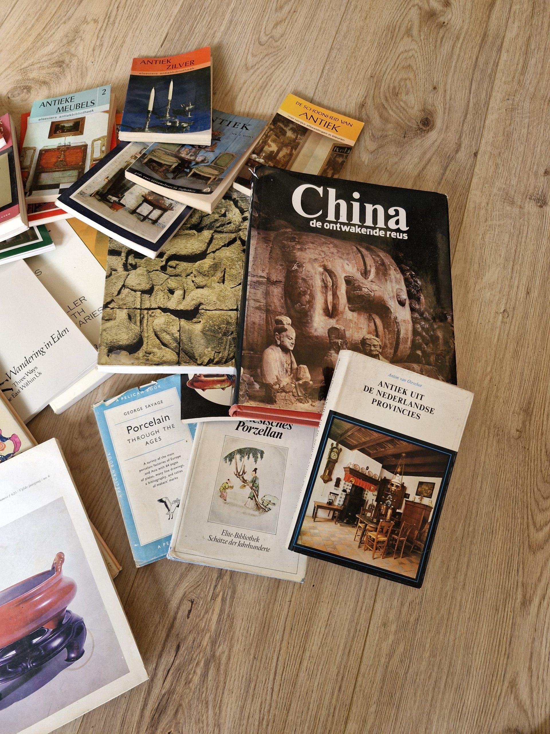 Set of 22 Reference Antique Books – China, Bali, Silver, Porcelain & Furniture In Good Condition For Sale In Amsterdam, Noord Holland