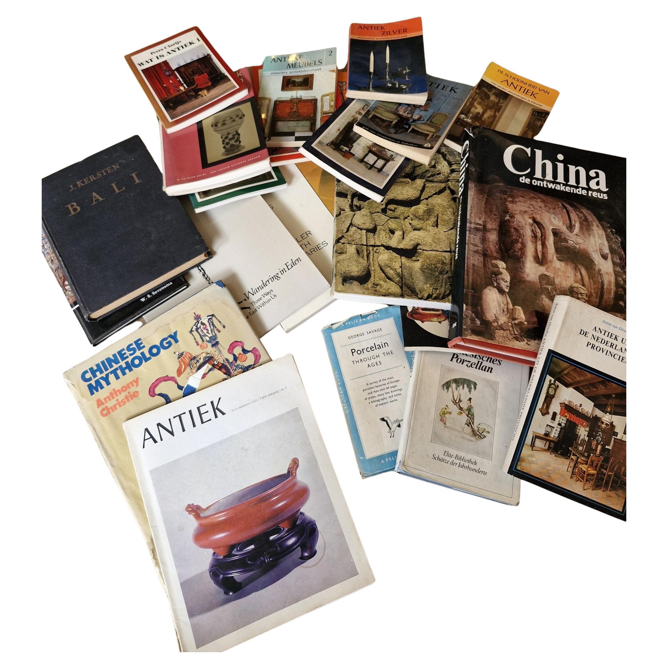 Satz von 22 antiken Nachschlagewerken - China, Bali, Silber, Porzellan und Möbel