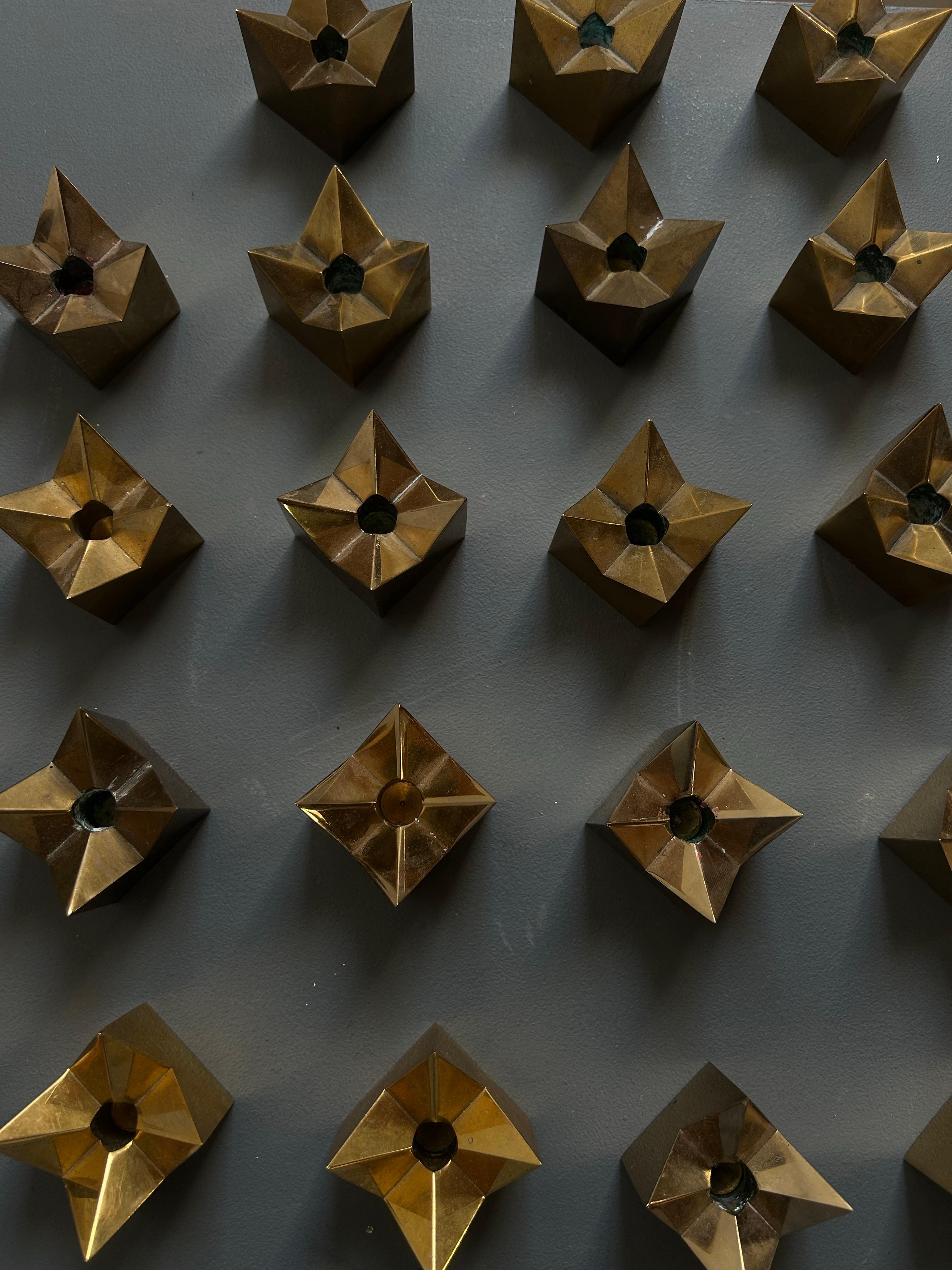 Questo straordinario set di 23 candelieri in ottone, disegnato dal famoso designer svedese Pierre Forssell, è uno splendido esempio di design moderno scandinavo. Prodotti dal prestigioso laboratorio Skultuna in Svezia negli anni '80, questi