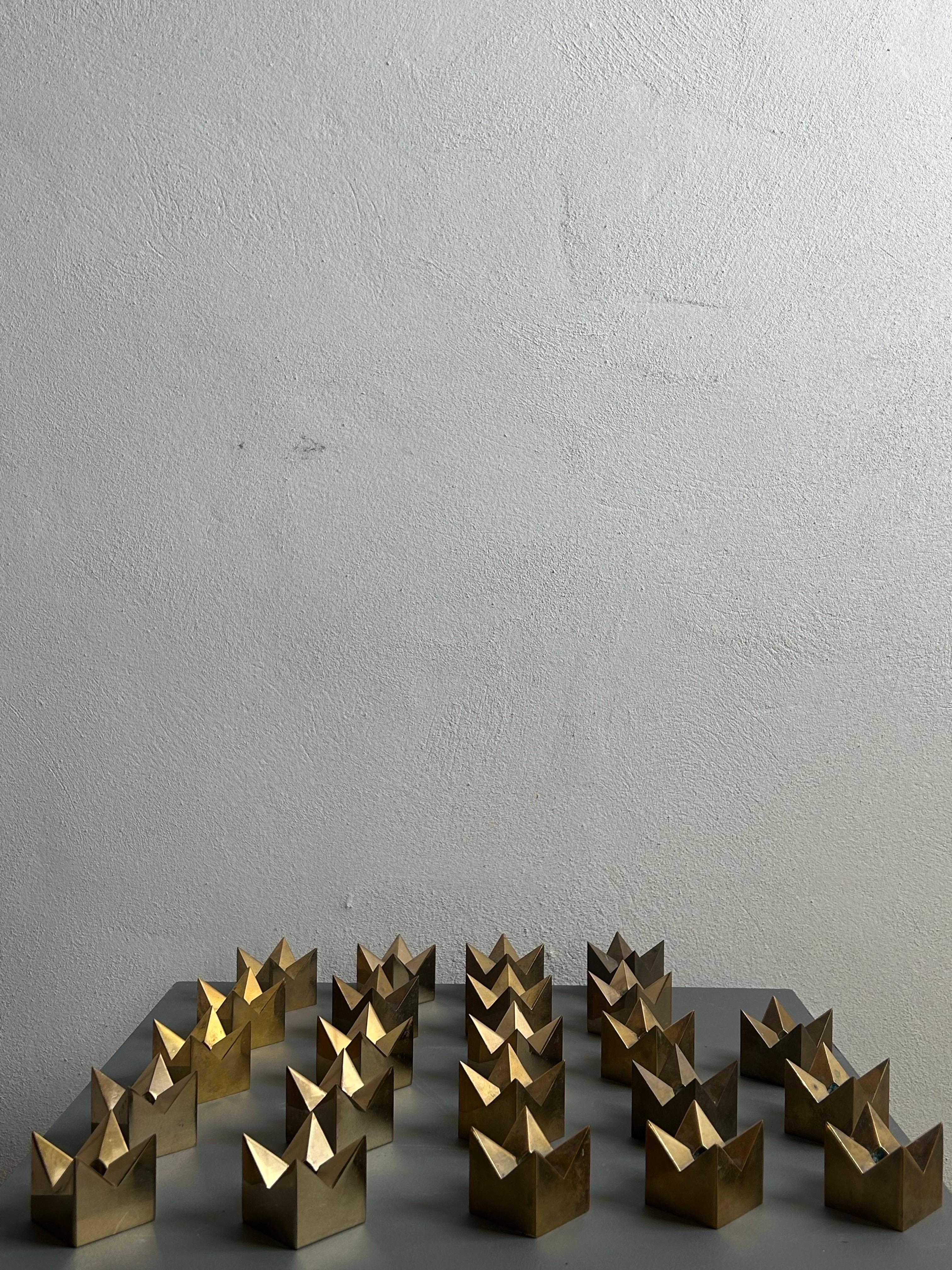 Scandinavo moderno Set di 23 bastoncini da candela in ottone Pierre Forssell di Skultuna, Svezia, anni '80 in vendita