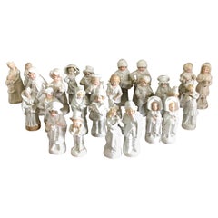 Ensemble de 24 figurines anciennes en porcelaine continentale