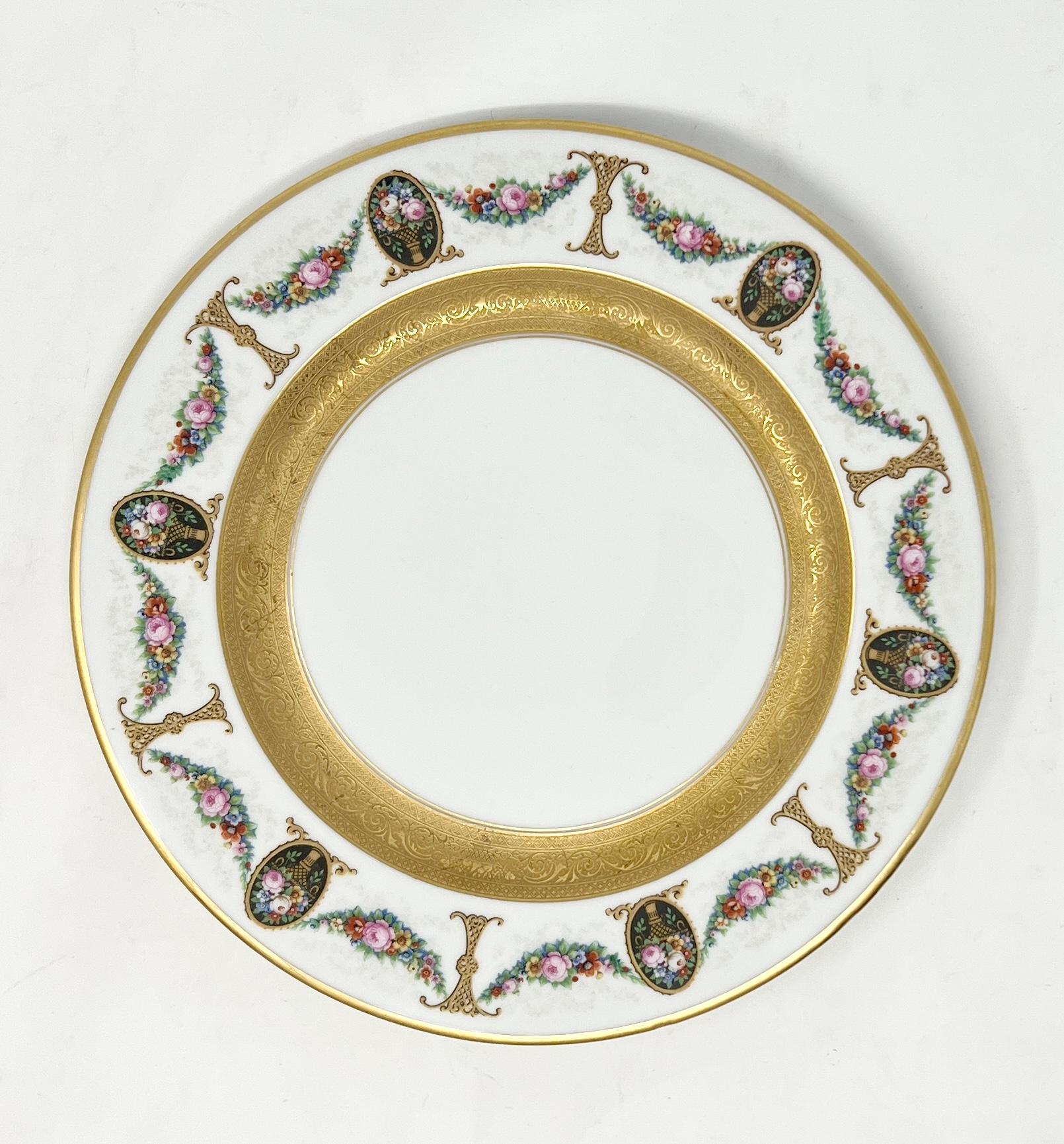 Ensemble de 24 assiettes à dîner anciennes en porcelaine royale de Bavière Circa 1910-1915.
Fleurs et guirlandes roses sur fond crème avec détails de feuilles d'or peints à la main.