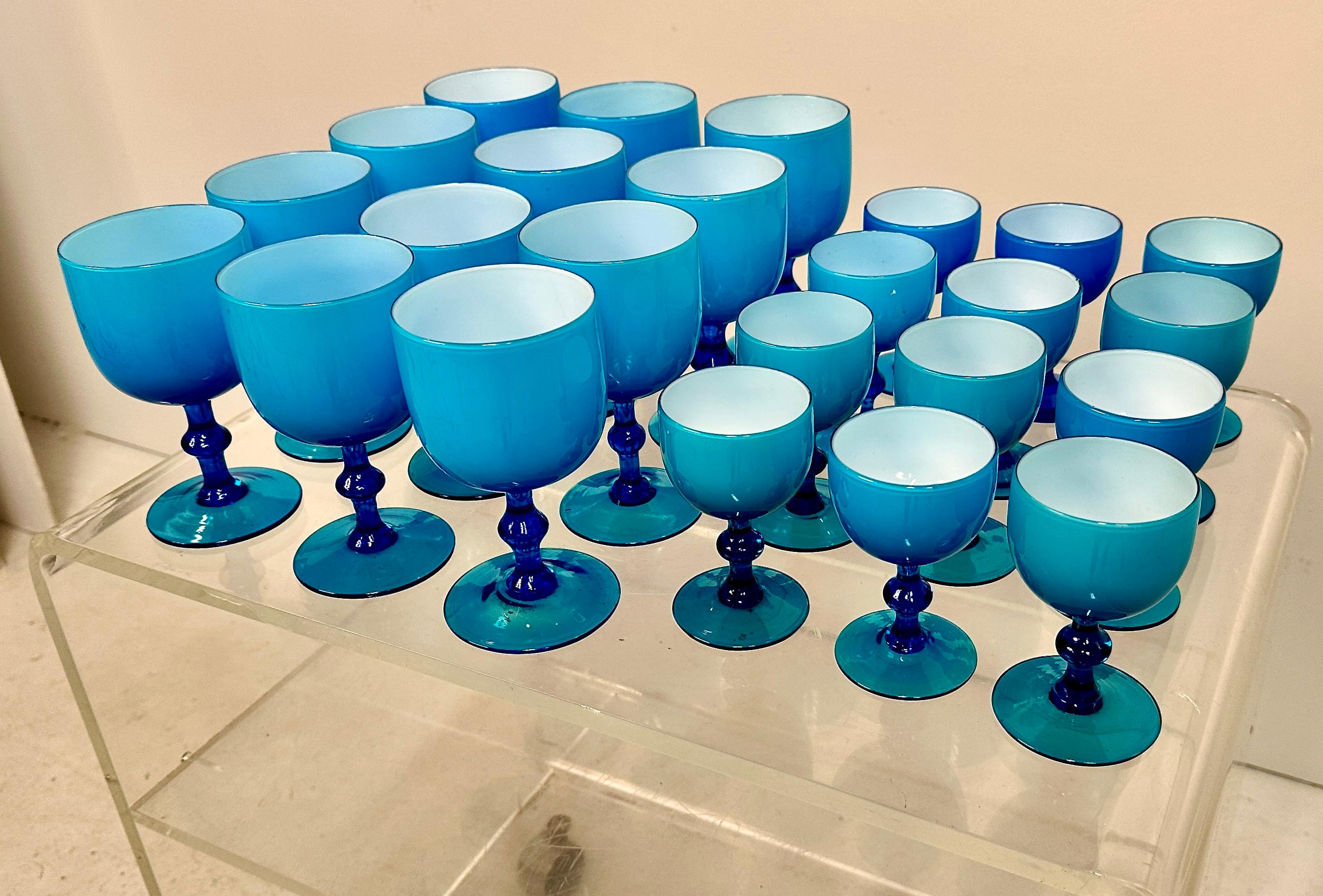Mid-Century moderno Set di 24 calici in vetro di Murano Carlo Moretti, Italia, anni '60 ca.