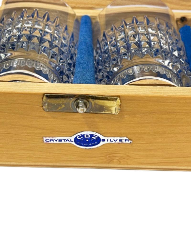Ensemble de 24 verres en cristal avec argent de C. Bos & Zn, Amsterdam

4 Sets de verres de 6 dans une boîte, années 1970. Verres en cristal fabriqués par C. Bos & Zn, Amsterdam (CBZ Holland) avec un bord de base en argent. Poinçon néerlandais